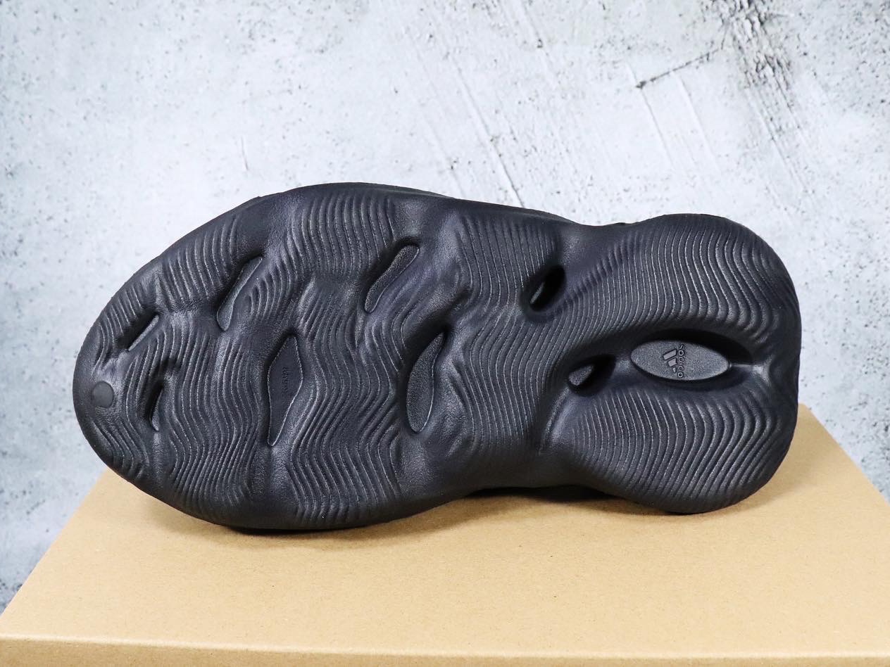 Adidas Yeezy Foam RNNR Onyx 착용 스타일 - 4