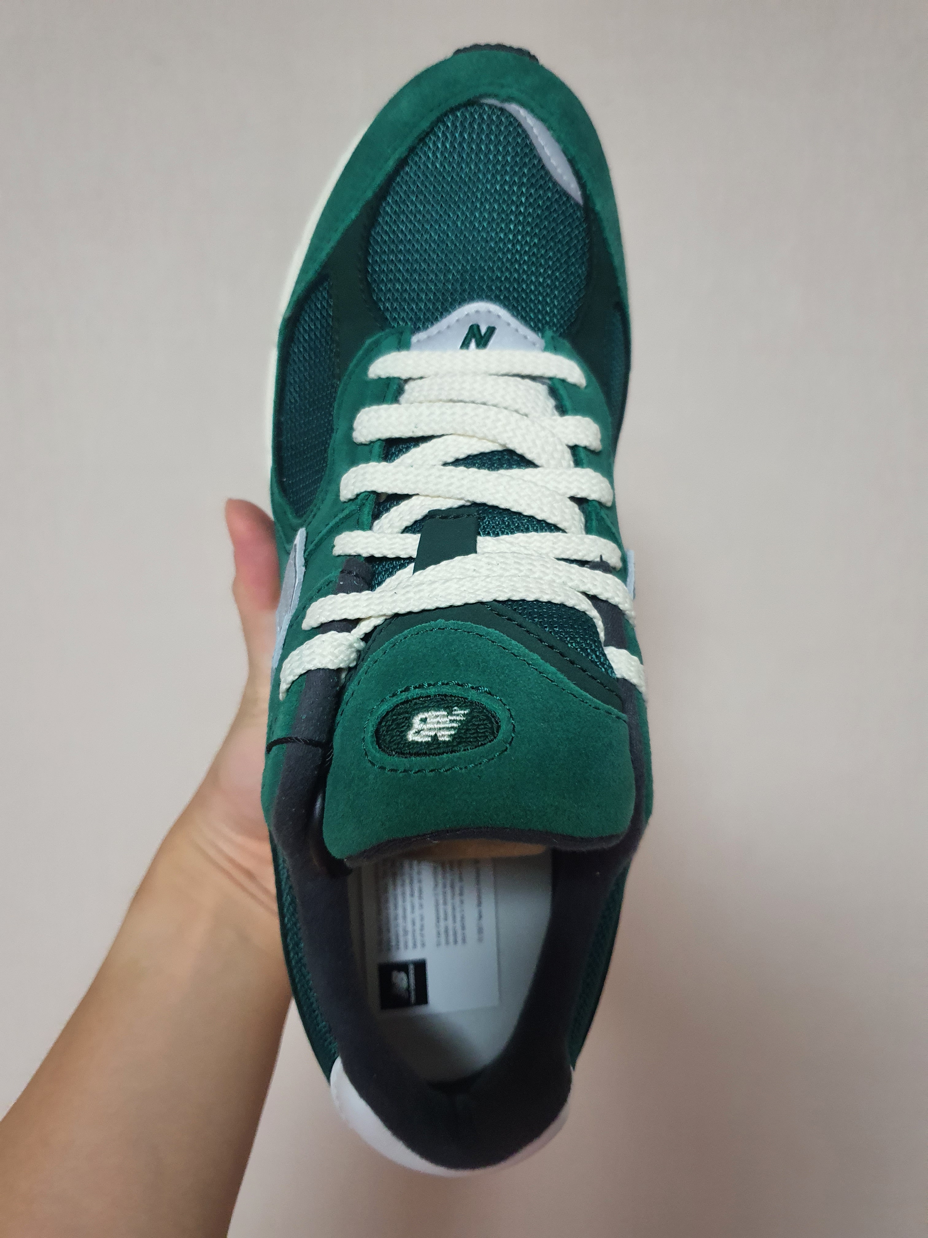 New Balance 2002R Nightwatch Green 착용 스타일 - 5
