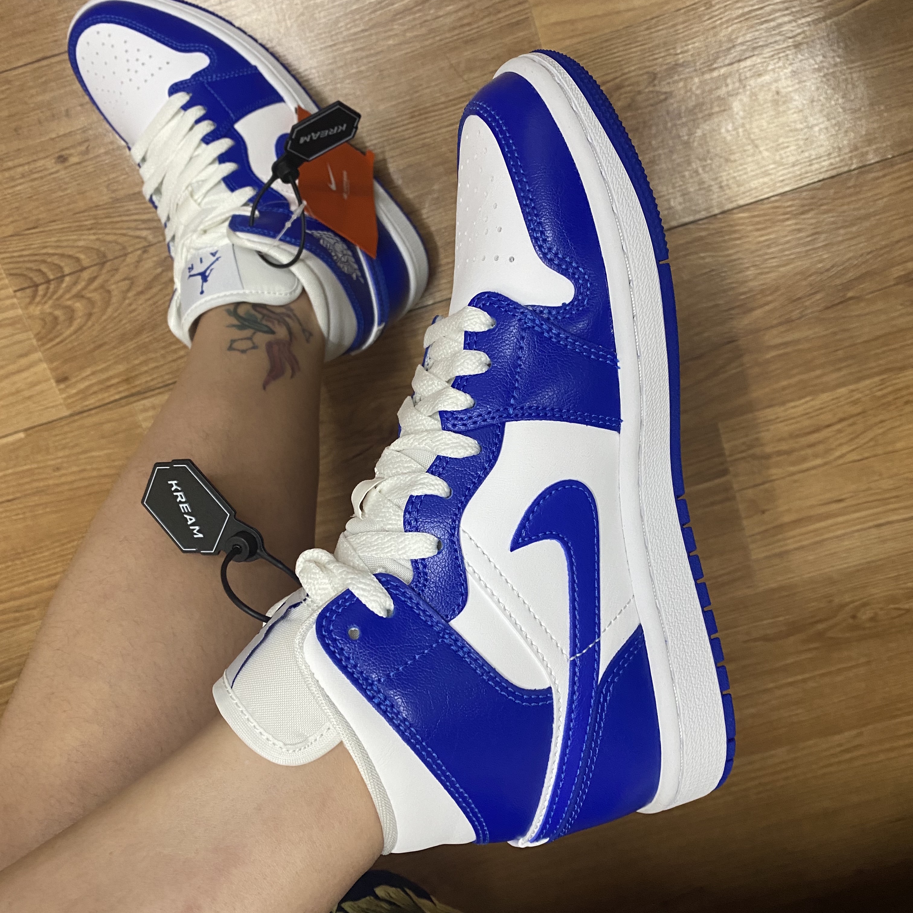 (W) Jordan 1 Mid White Hyper Royal 착용 스타일 - 2