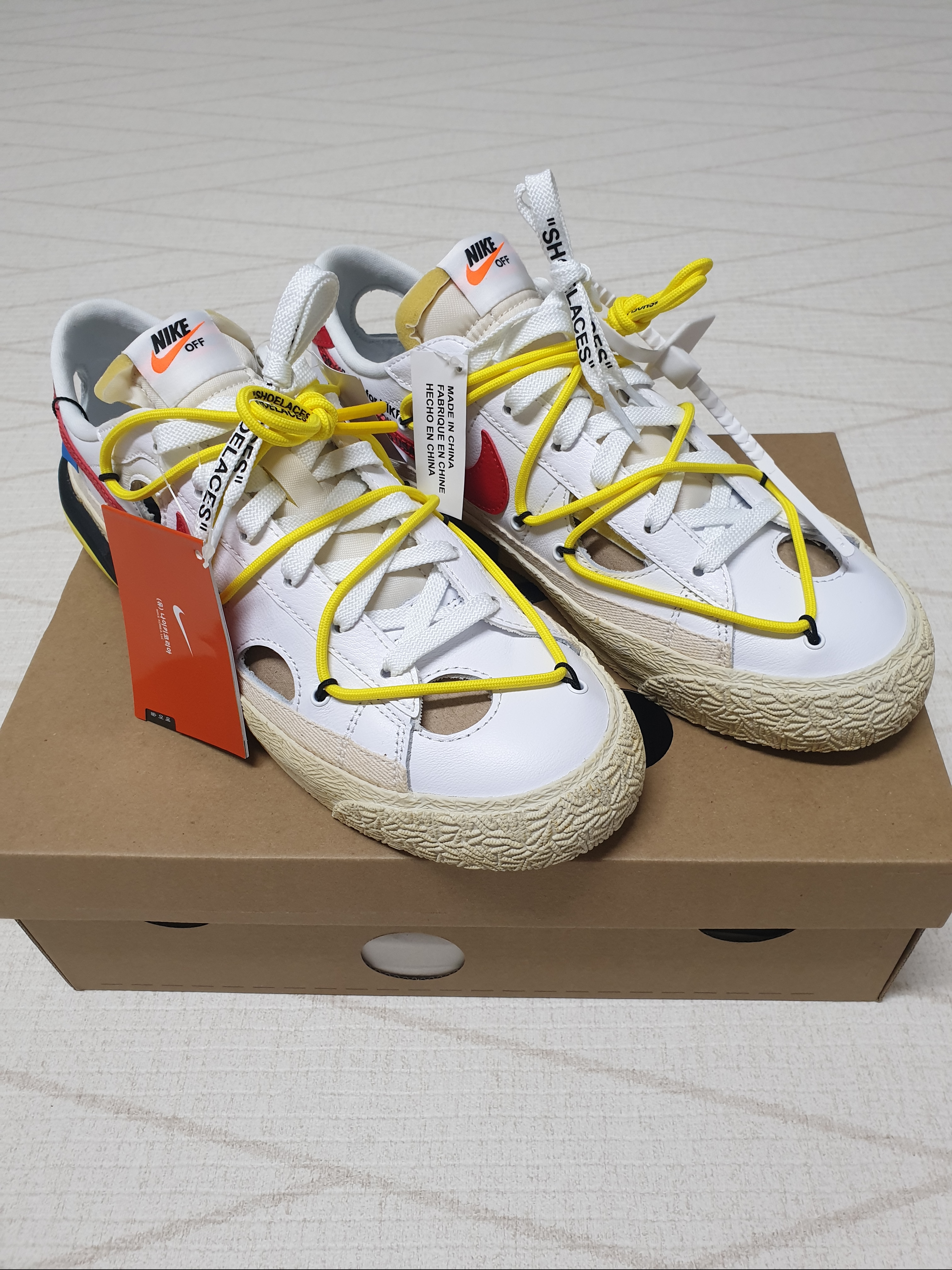 Nike x Off-White Blazer Low '77 White and University Red 착용 스타일 - 2