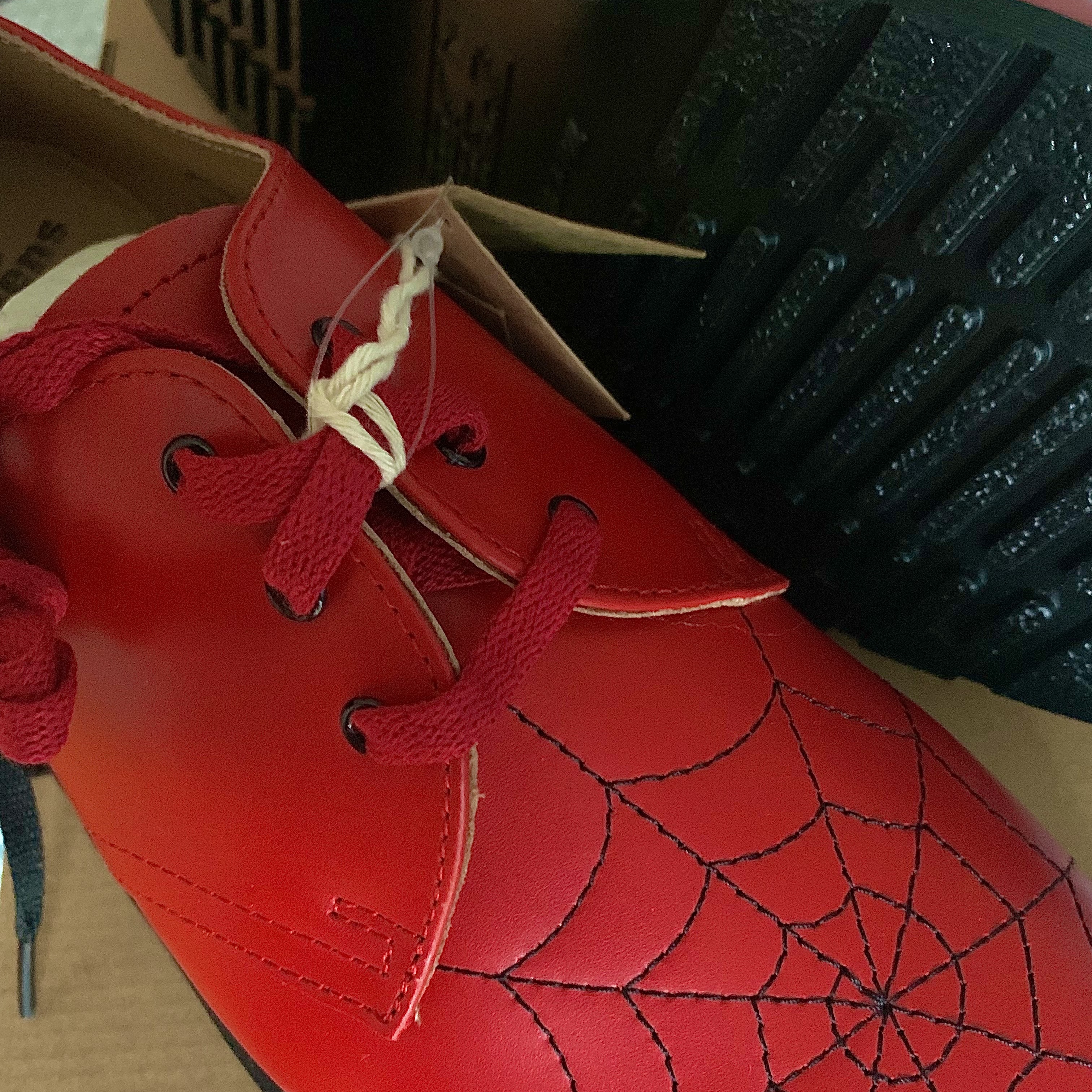 Dr. Martens x Supreme Spiderweb 3-Eye Shoe Red 착용 스타일 - 1
