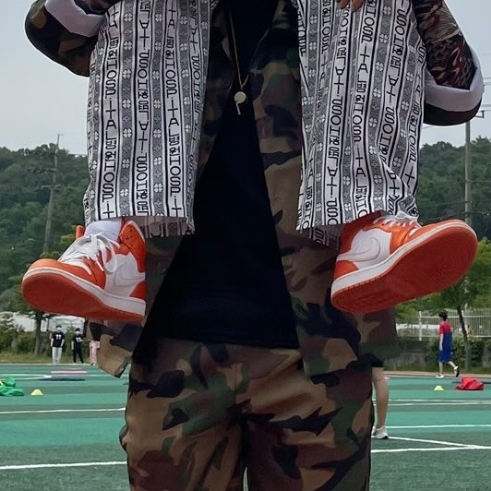 Jordan 1 Mid SE Electro Orange 착용 스타일