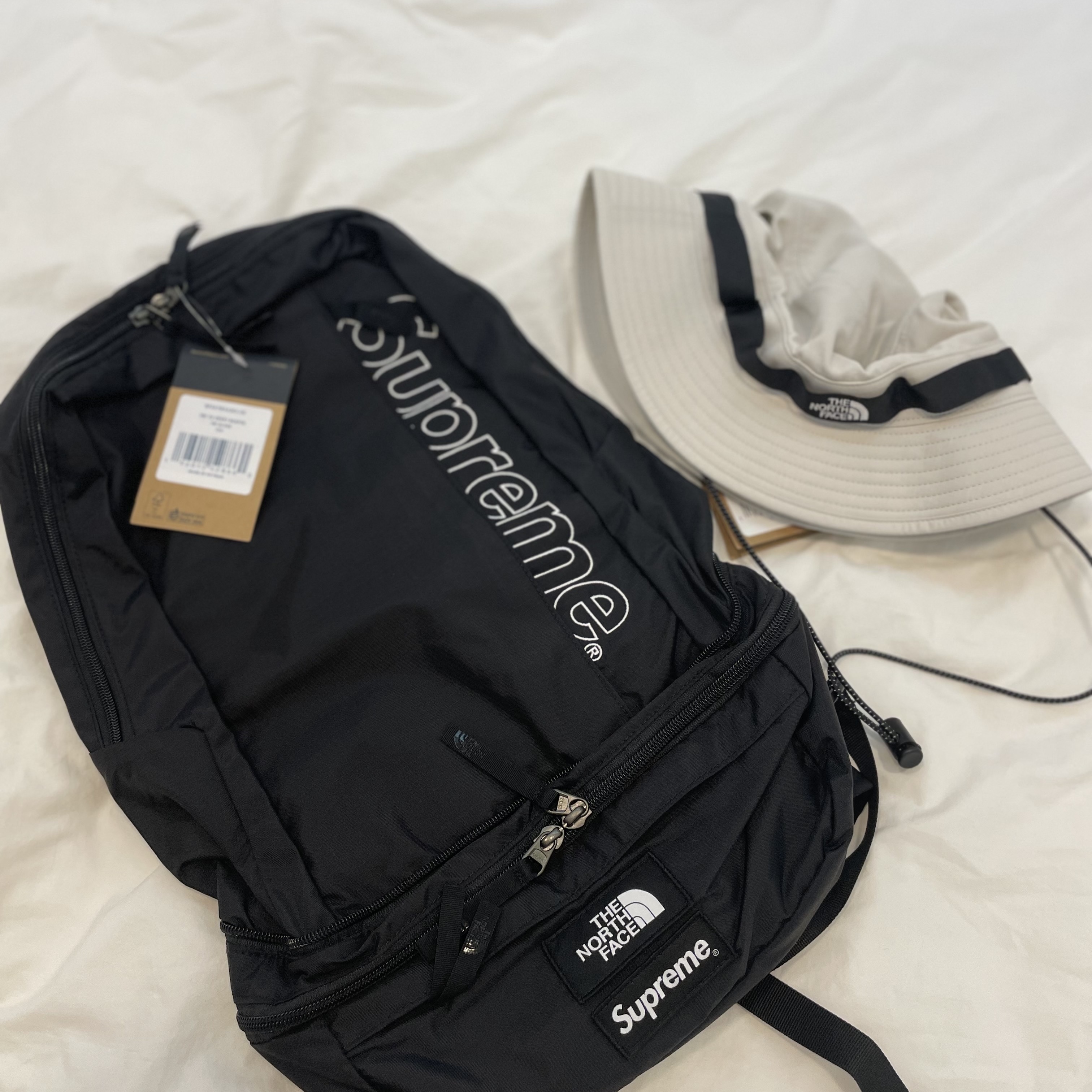 Supreme x The North Face Trekking Convertible Backpack + Waist Bag Black - 22SS, Supreme x The North Face Trekking Crusher Stone - 22SS 착용 스타일