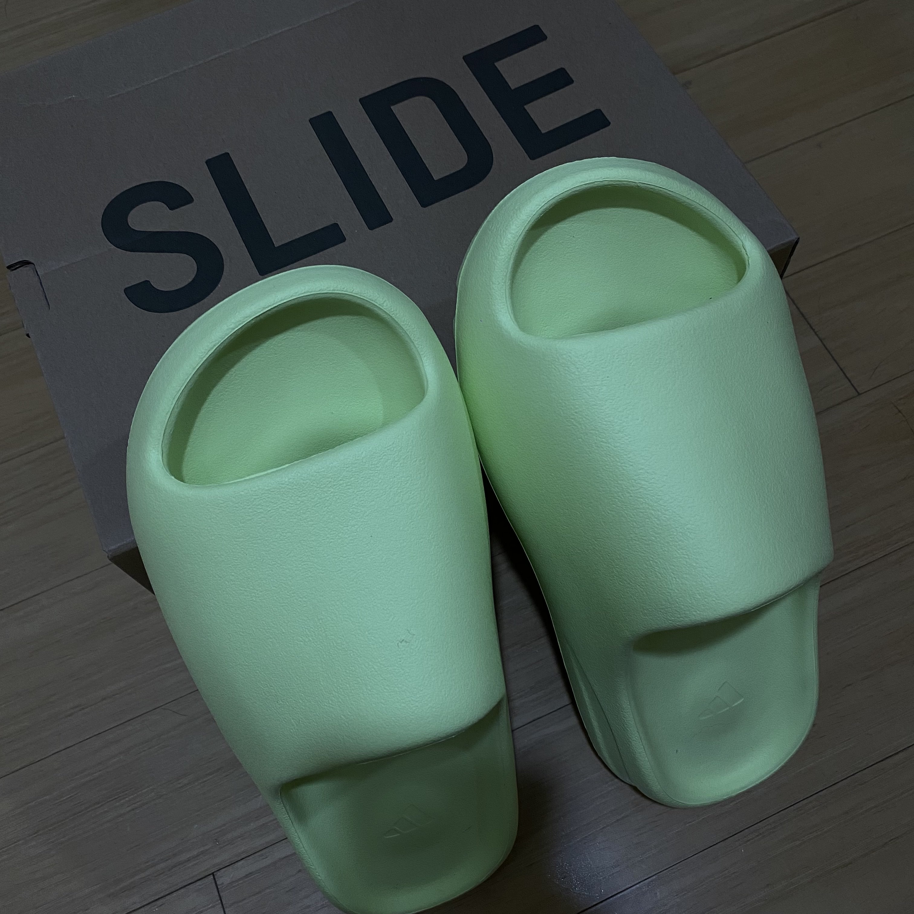 Adidas Yeezy Slide Glow Green 2022/2023 착용 스타일