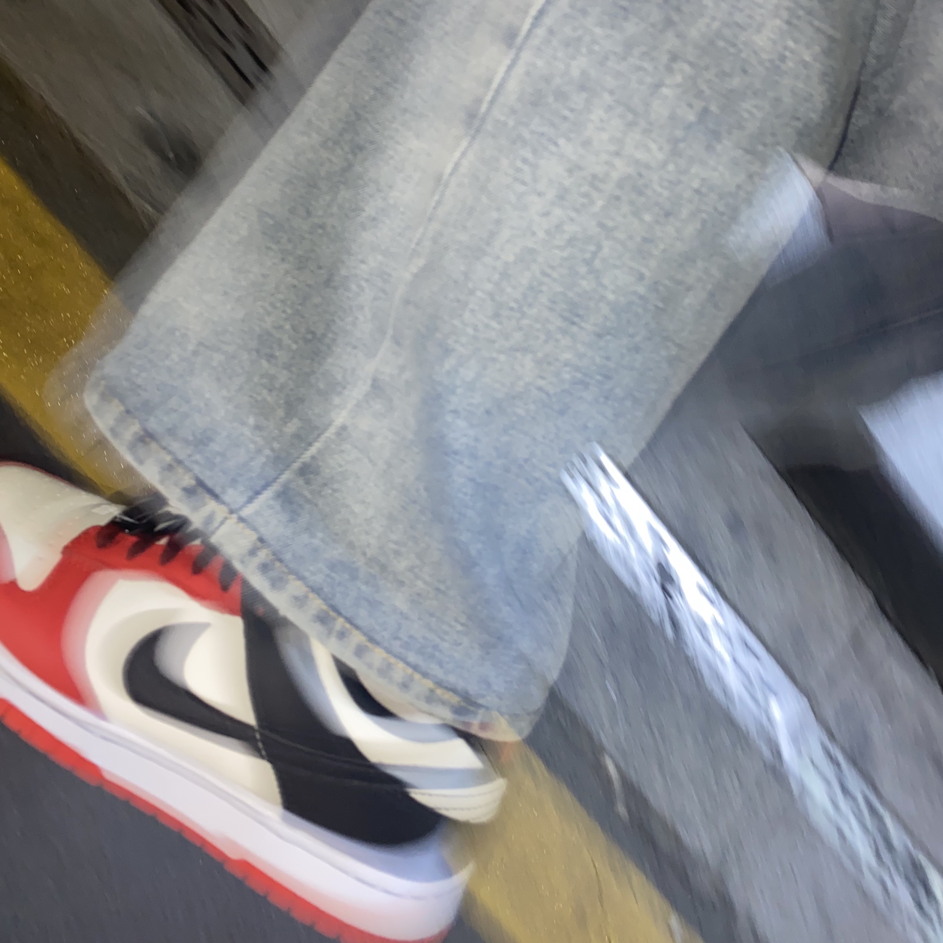 Nike x NBA Dunk Low Retro EMB Black and Chile Red 착용 스타일 - 2