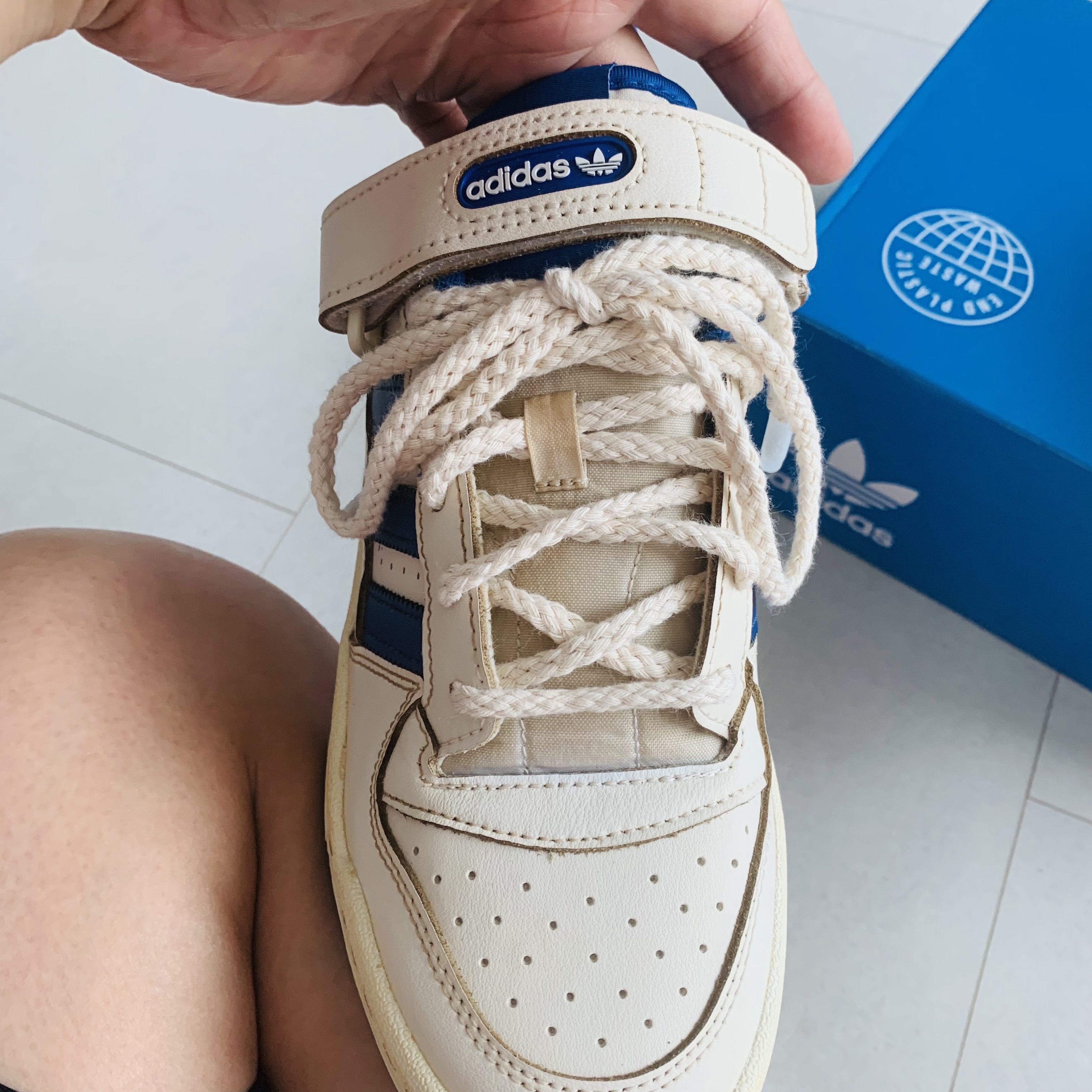 Adidas Forum Low White Royal Blue 착용 스타일 - 2