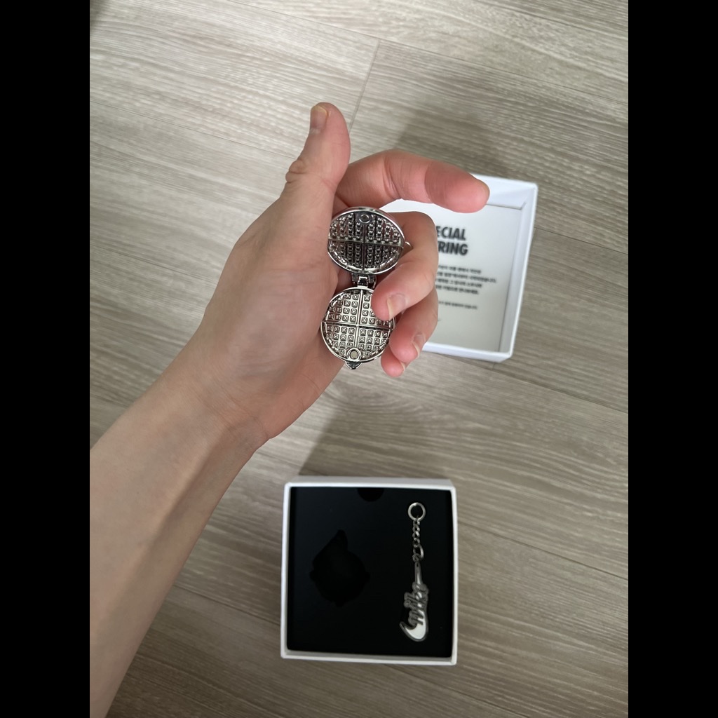 Nike 50th Anniversary Special Keyring Set 착용 스타일 - 3
