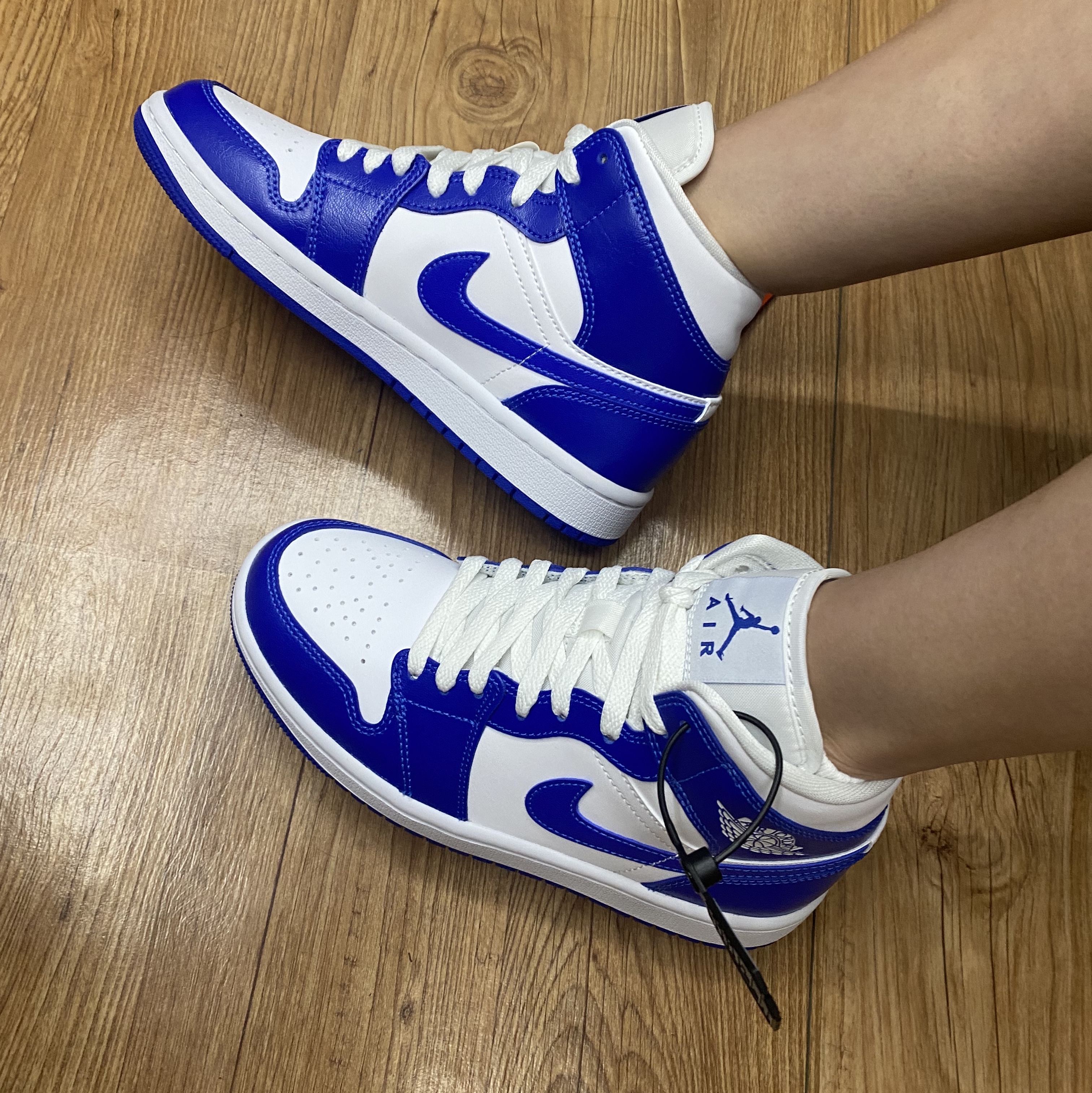(W) Jordan 1 Mid White Hyper Royal 착용 스타일 - 4