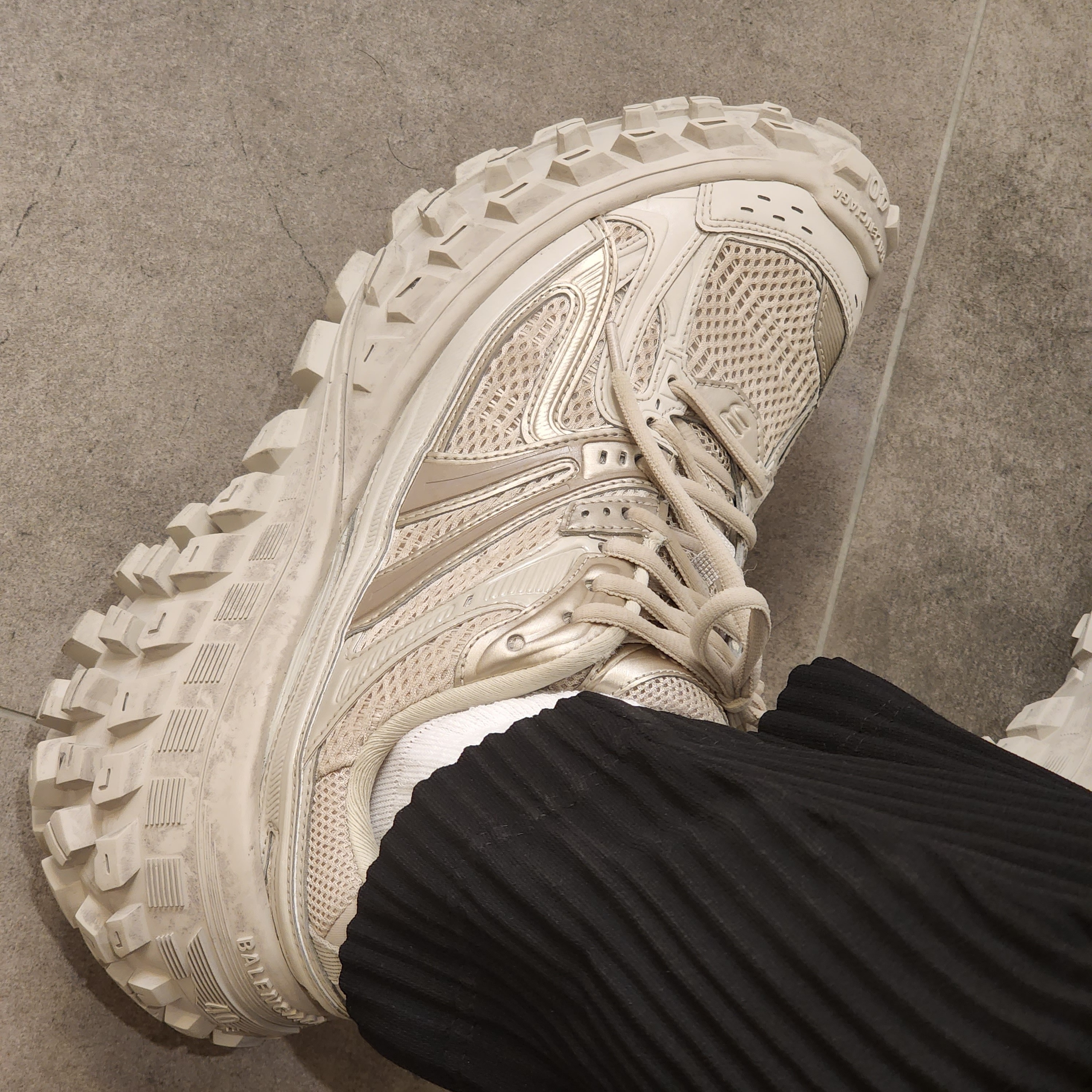 Balenciaga Defender Sneakers Beige 착용 스타일 - 2