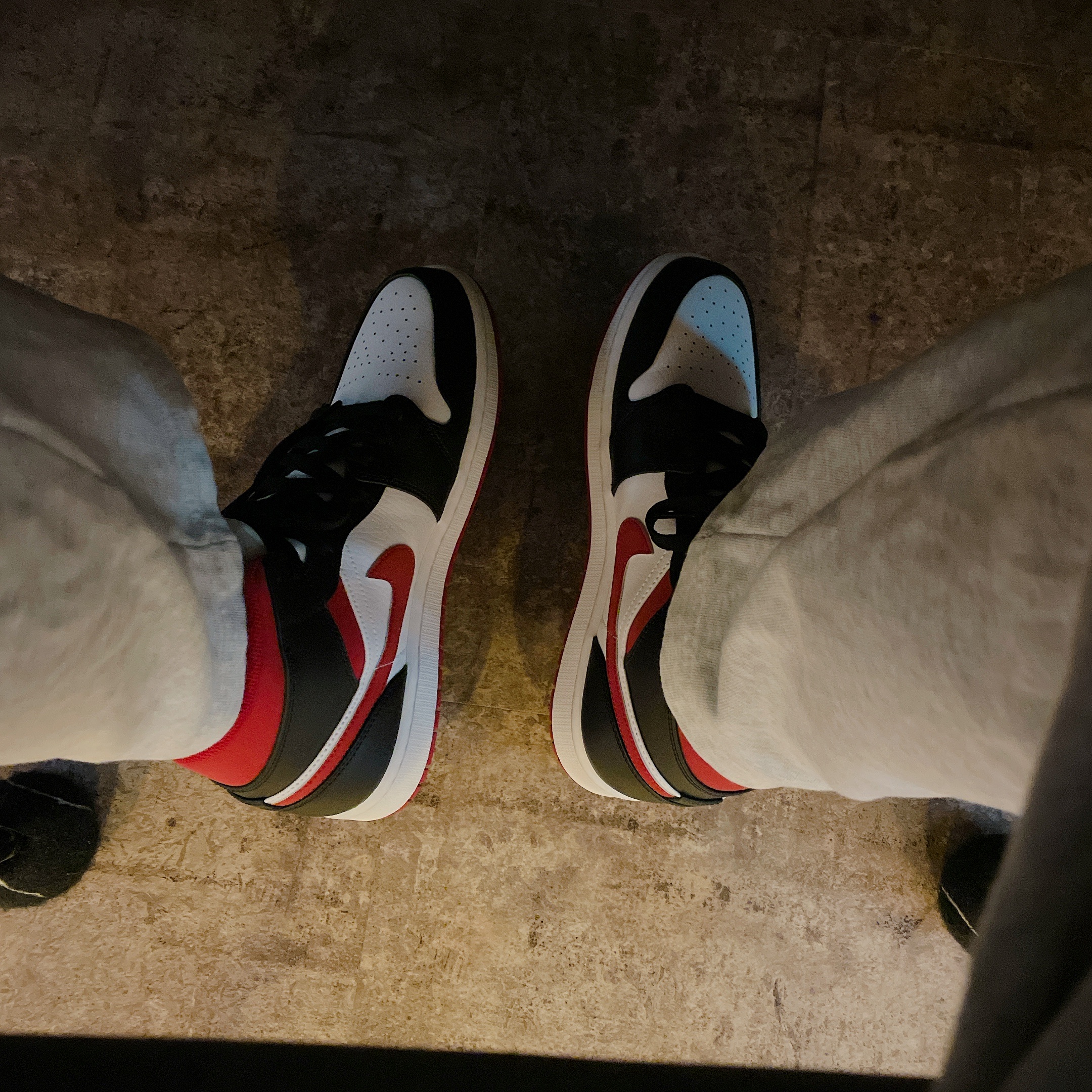 Jordan 1 Mid Gym Red Black White 착용 스타일 - 1