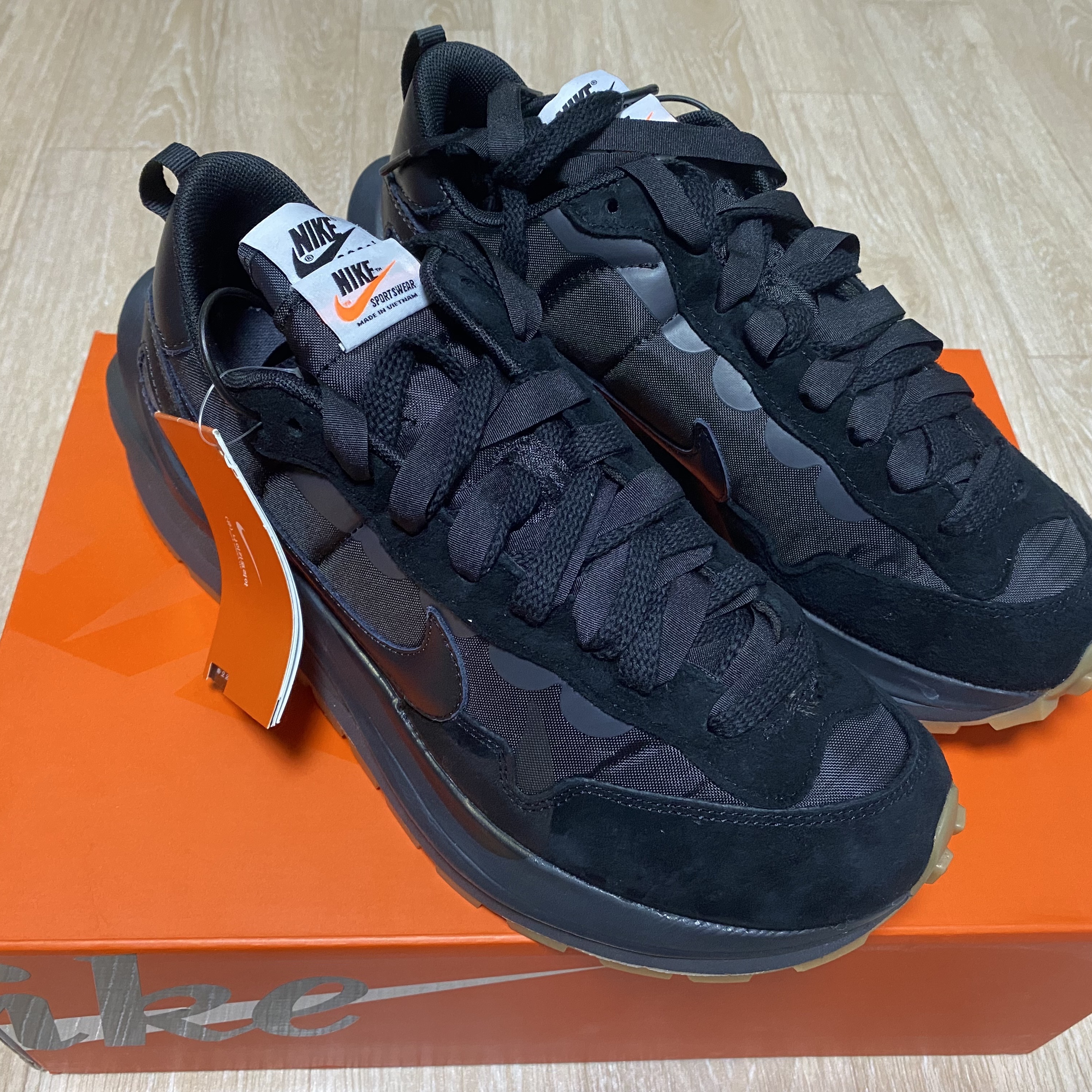 Nike x Sacai VaporWaffle White and Gum, Nike x Sacai VaporWaffle Black and Gum 착용 스타일 - 2