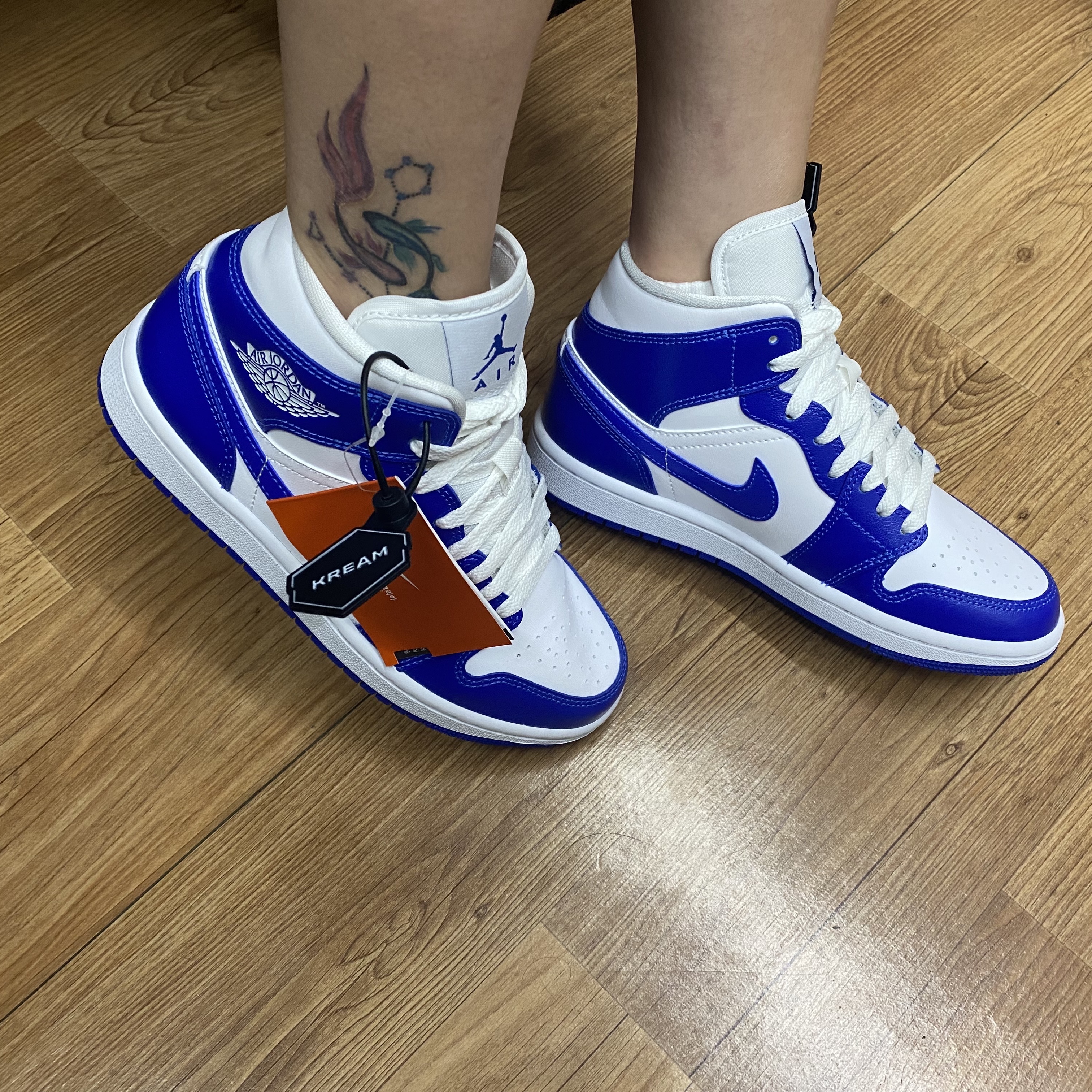 (W) Jordan 1 Mid White Hyper Royal 착용 스타일 - 3