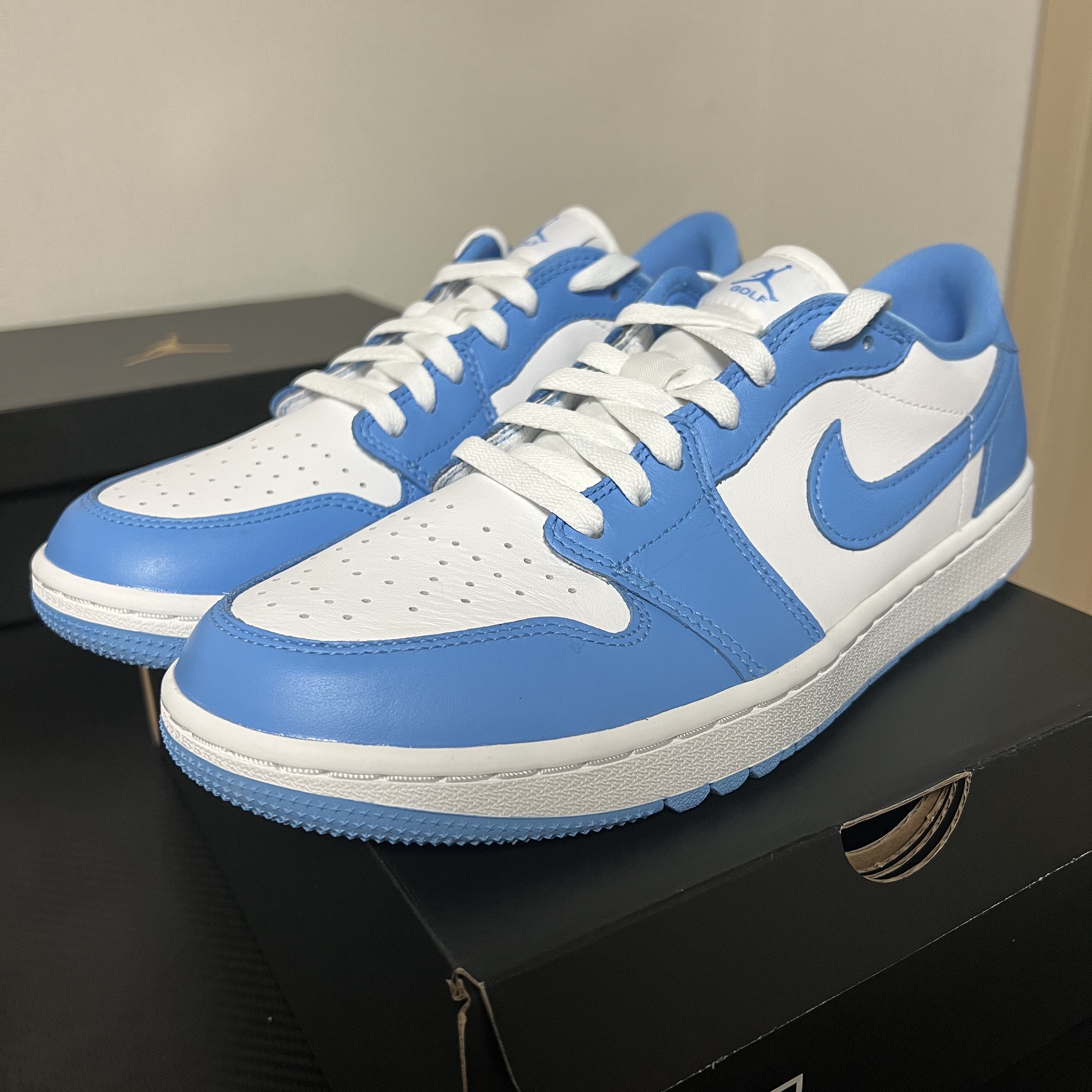 Jordan 1 Low Golf White and University Blue 착용 스타일