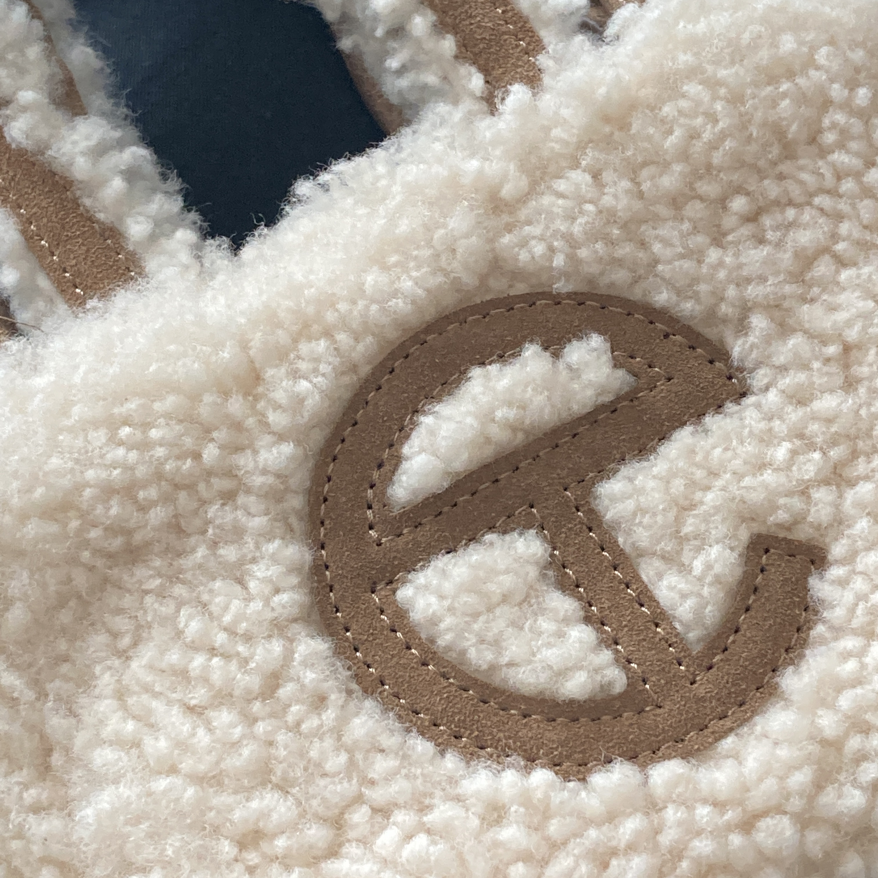 Telfar x UGG Reverse Small Shopping Bag Natural 착용 스타일