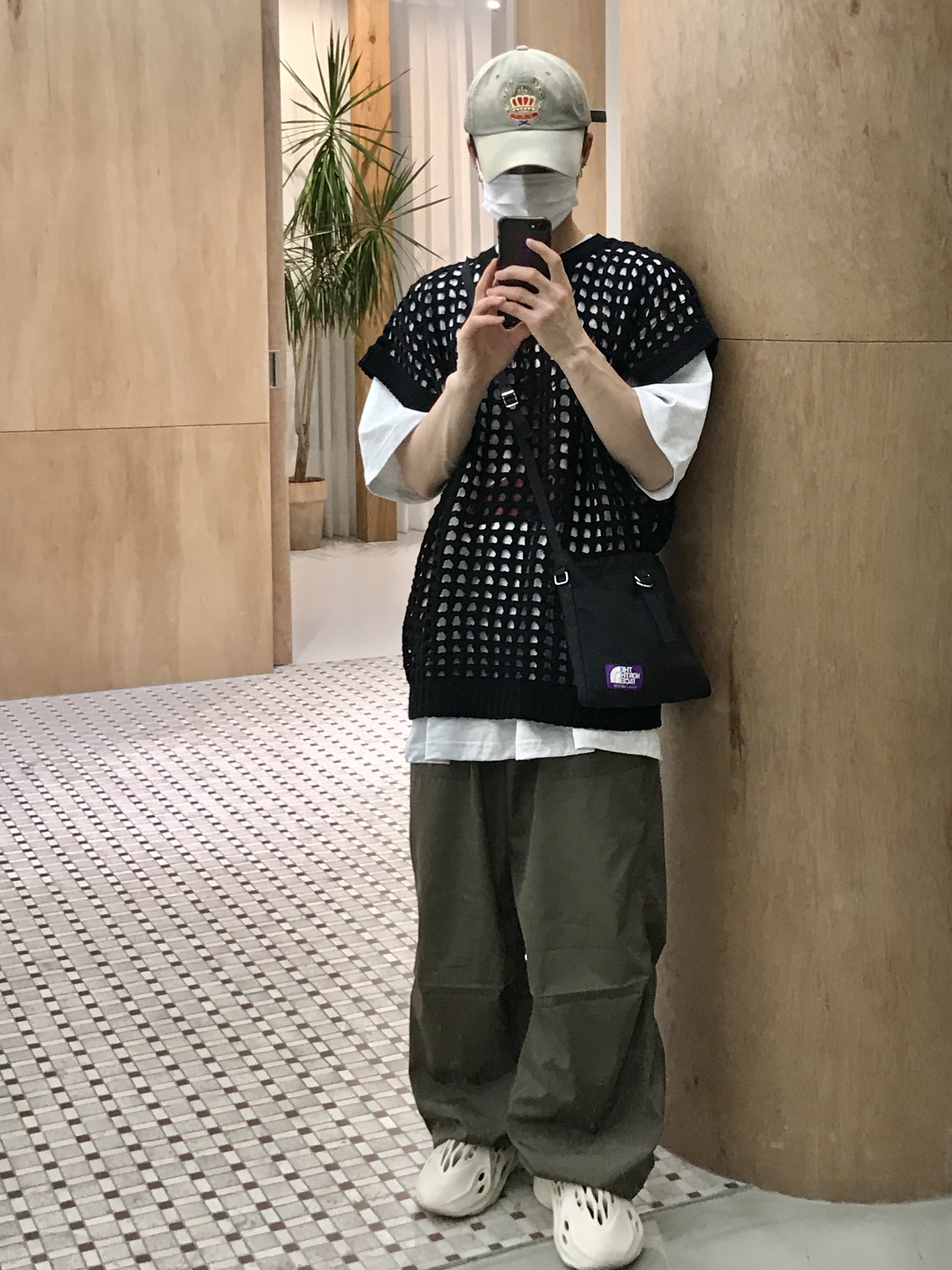 Adidas Yeezy Foam RNNR Sand 착용 스타일