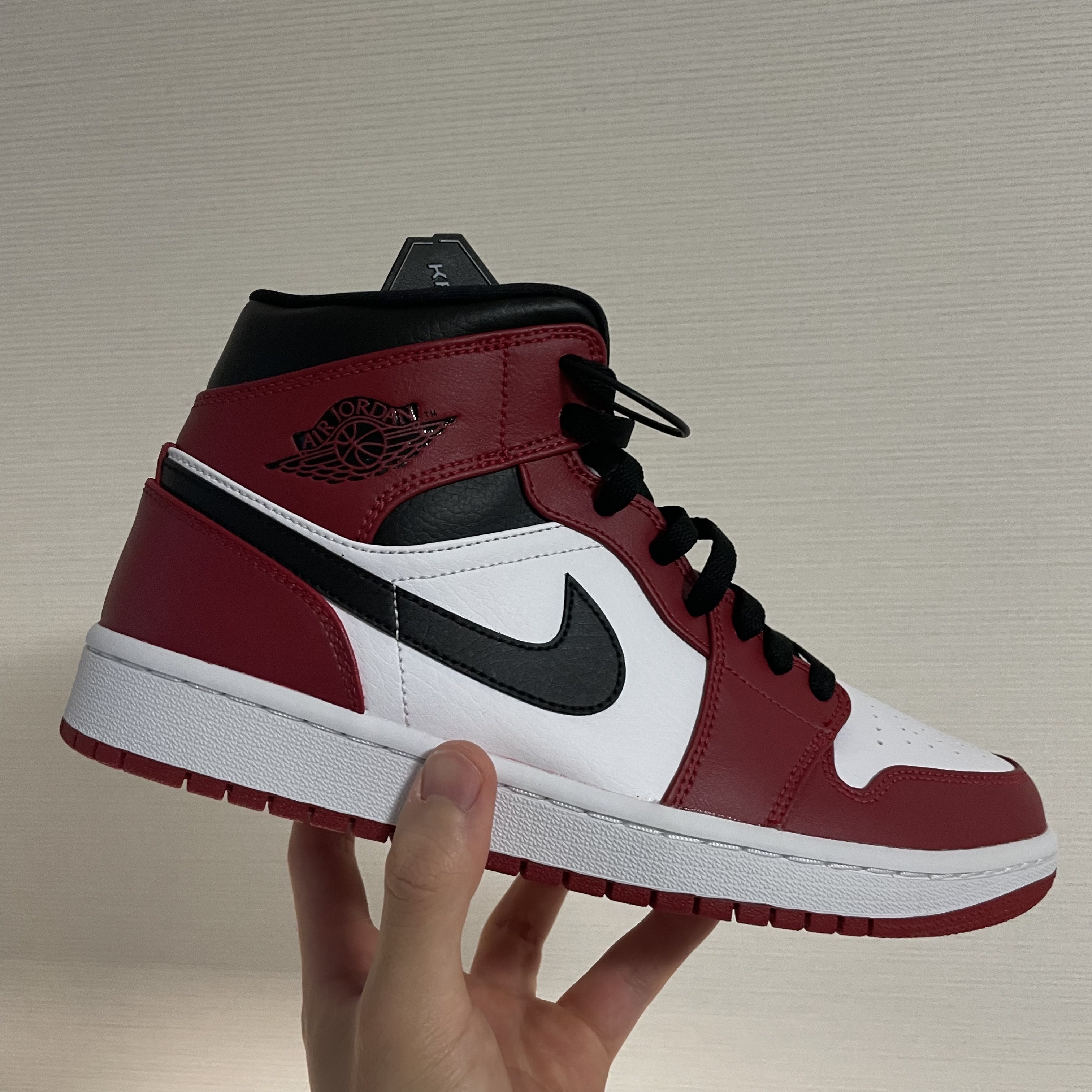 Jordan 1 Mid Chicago 2020, Jordan 1 Retro High OG Heritage 착용 스타일 - 1