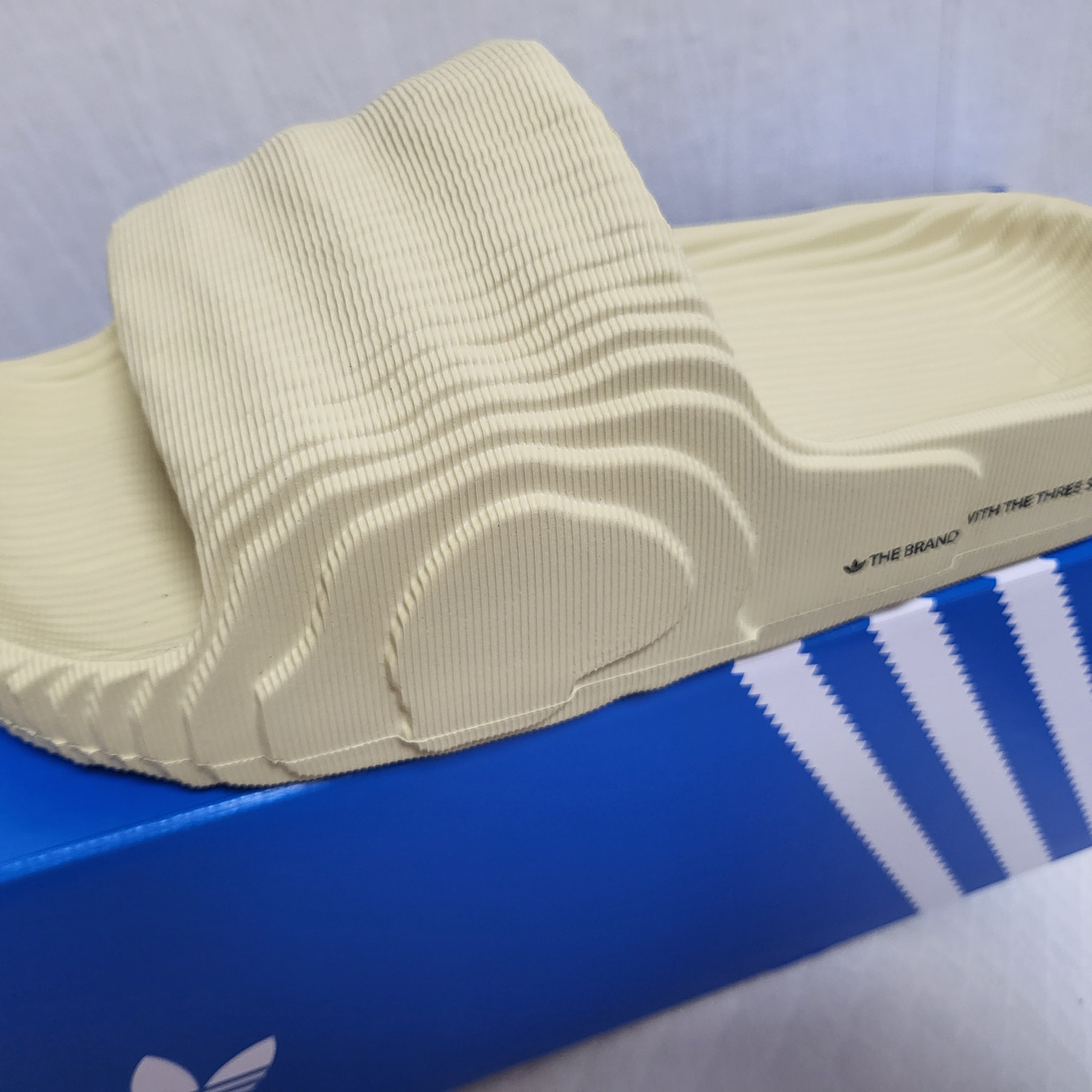 Adidas Adilette 22 Desert Sand 착용 스타일