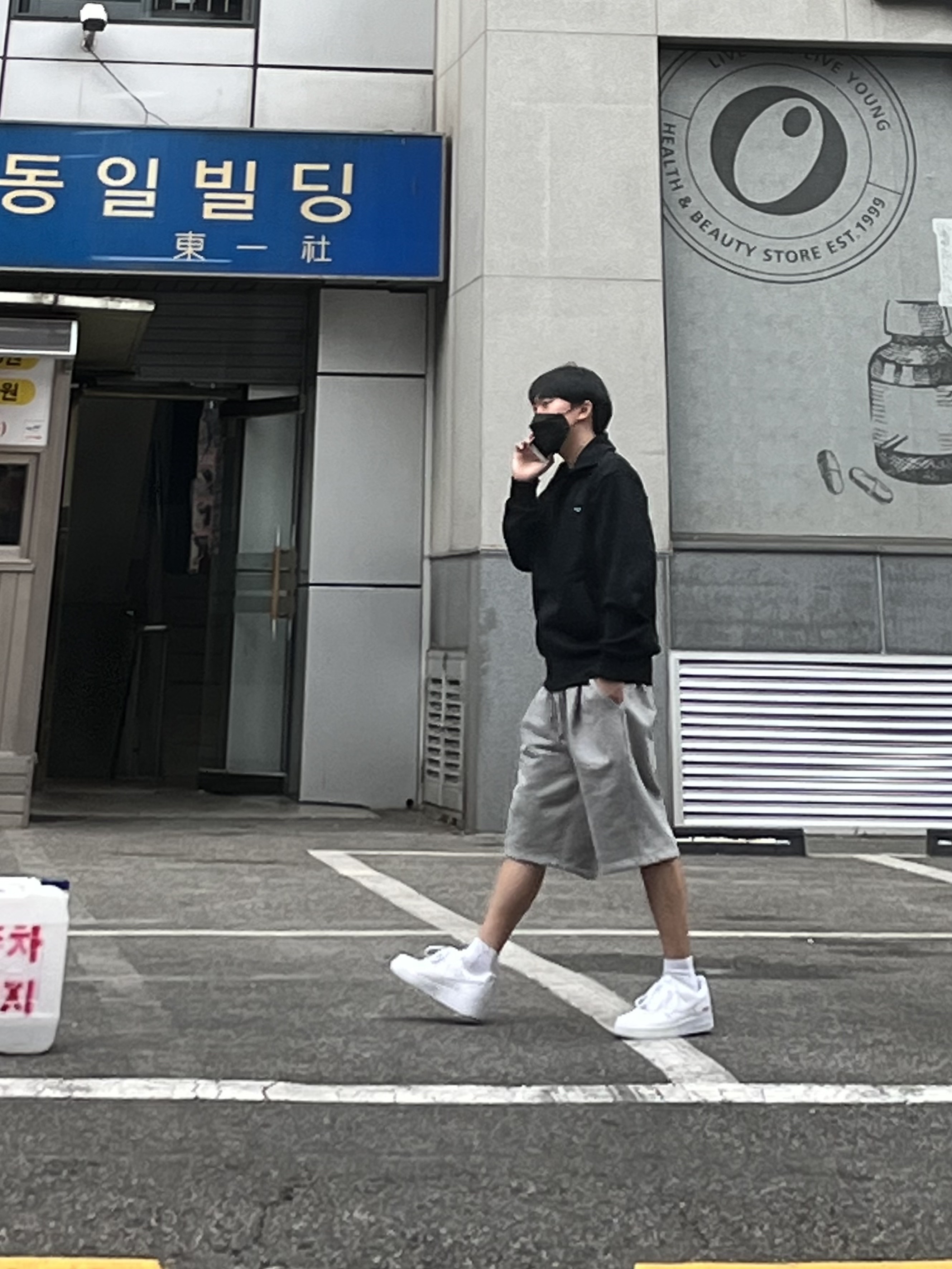 Play Comme des Garcons Big Black Heart Print Track Jacket Ivory, Nike x Supreme Air Force 1 Low White 착용 스타일