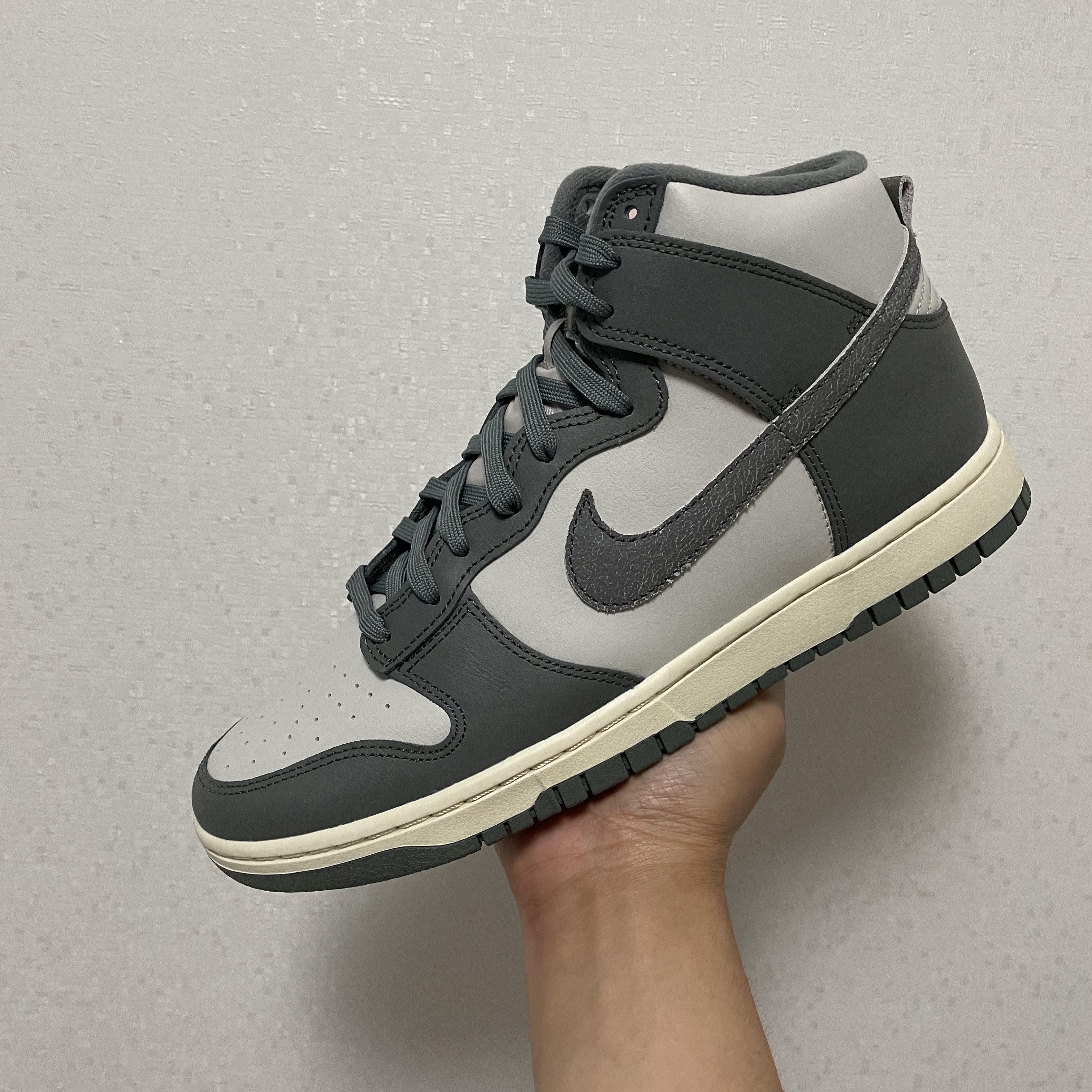 Nike Dunk High Retro SE VNTG Light Bone 착용 스타일 - 1