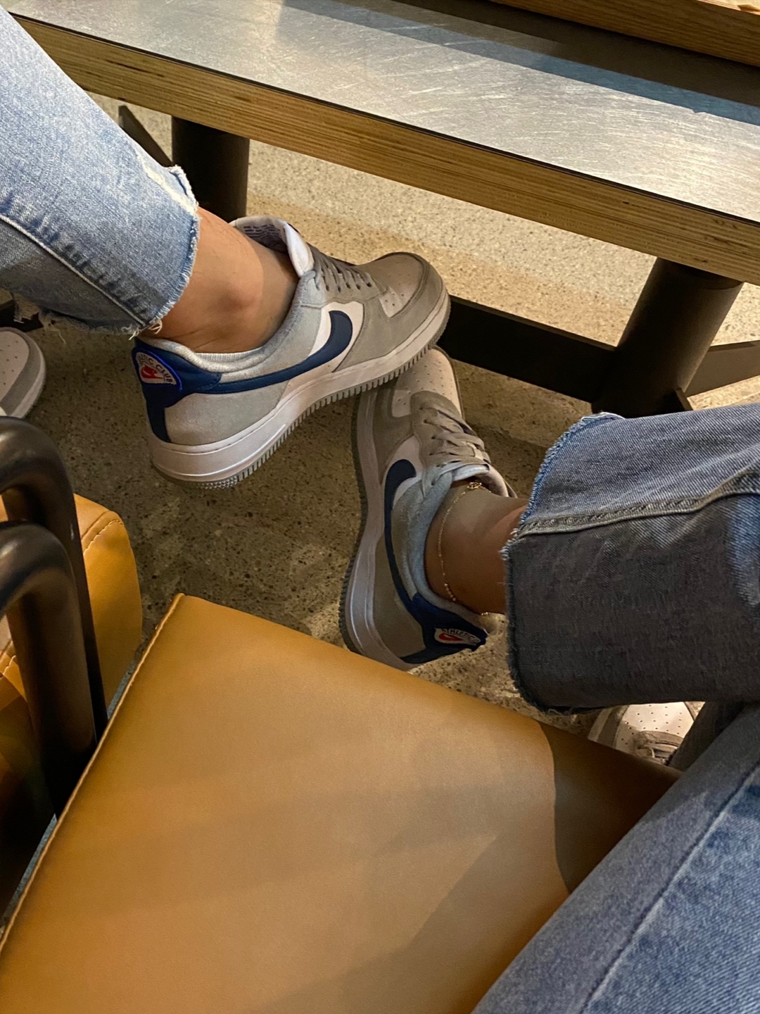 Nike Air Force 1 '07 LV8 Athletic Club Light Smoke Grey Marina 착용 스타일