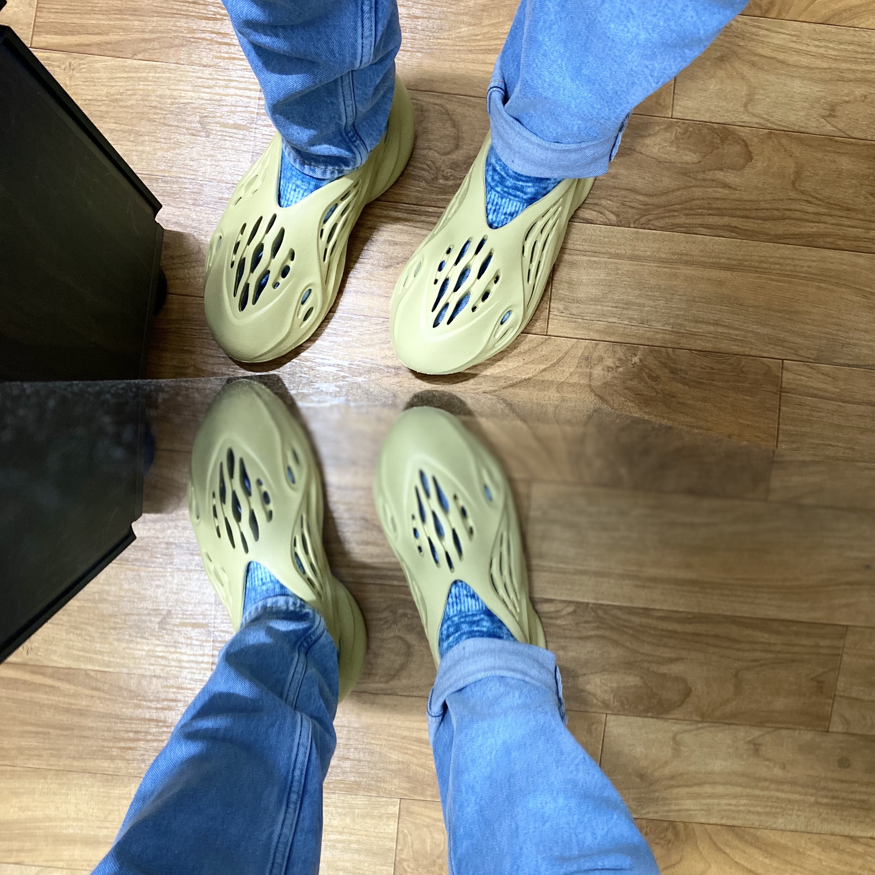 Adidas Yeezy Foam RNNR Sulfur 착용 스타일 - 3