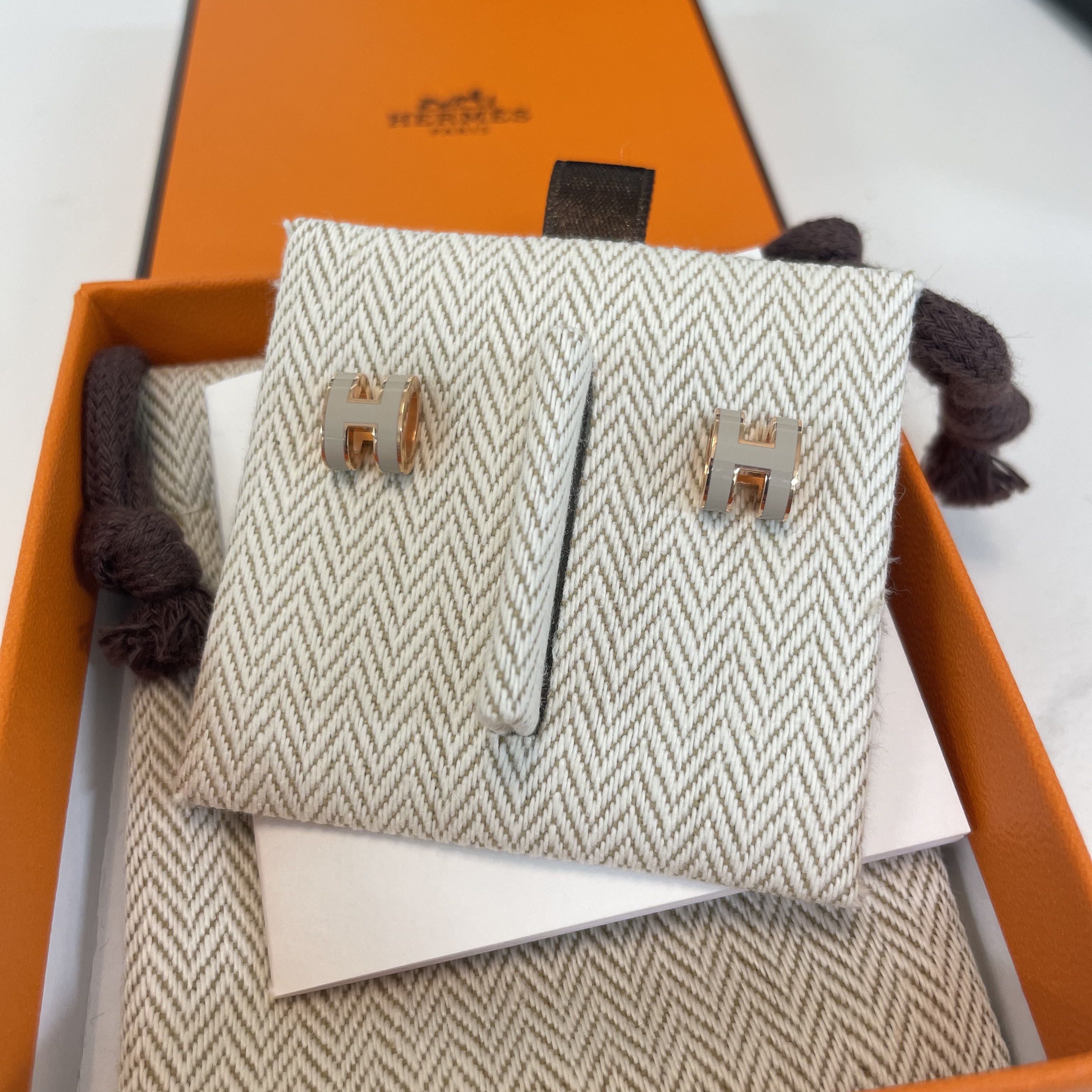 (W) Hermes Mini Pop H Earrings Rose Gold & Marron Glace 착용 스타일