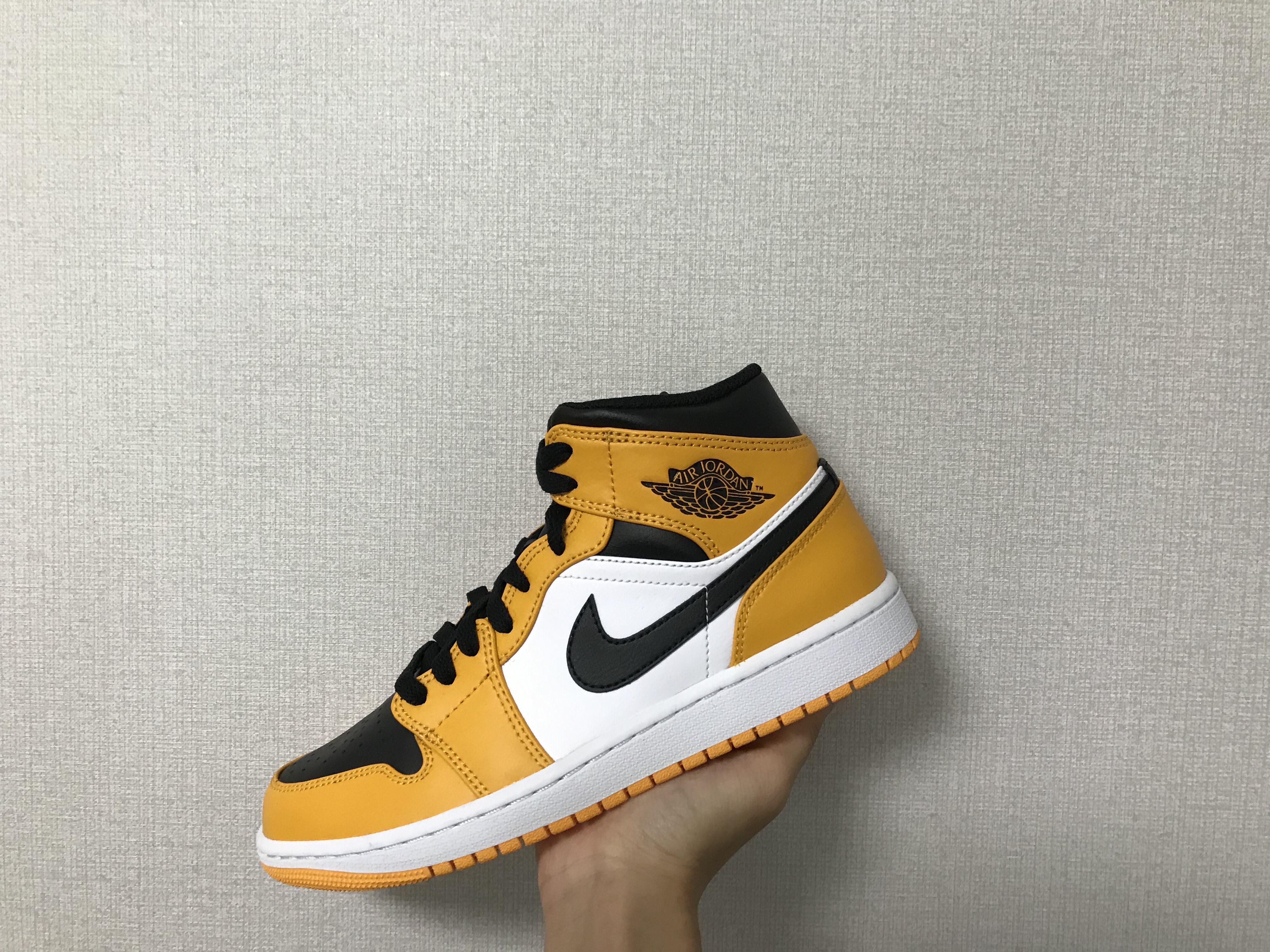 Jordan 1 Mid Taxi 착용 스타일 - 2