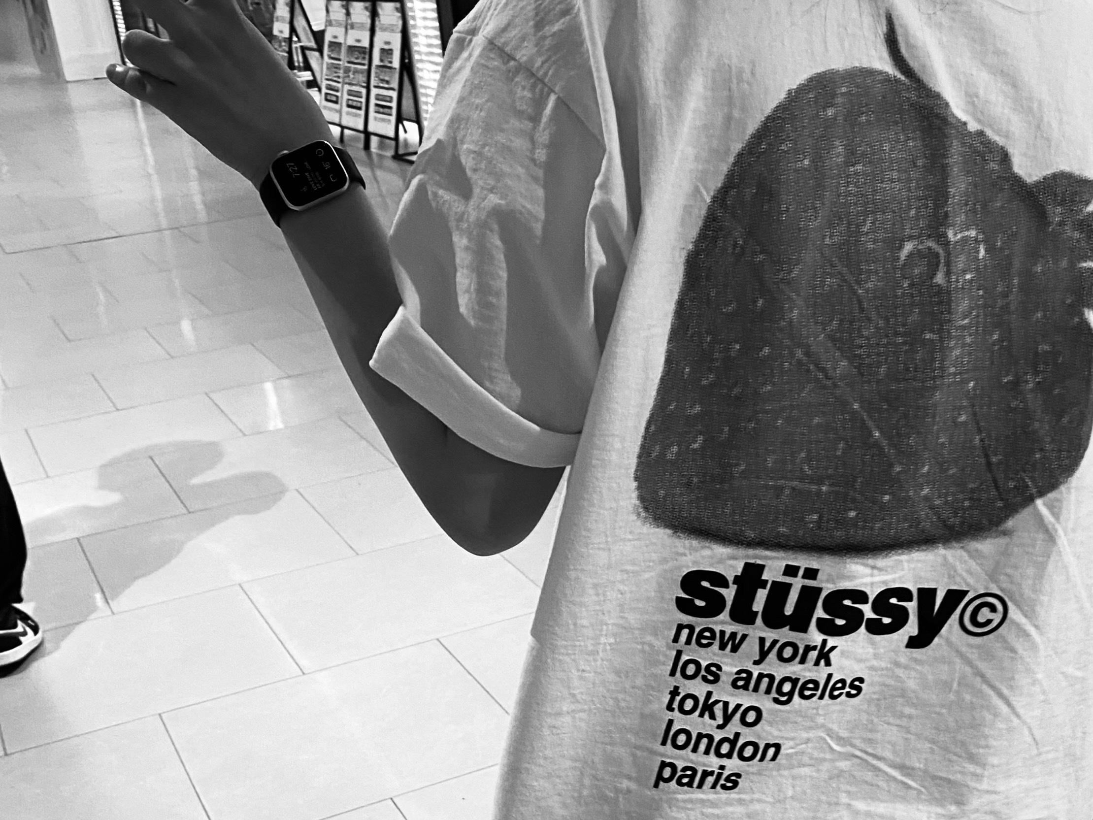 Stussy Strawberry T-Shirt White 착용 스타일 - 2