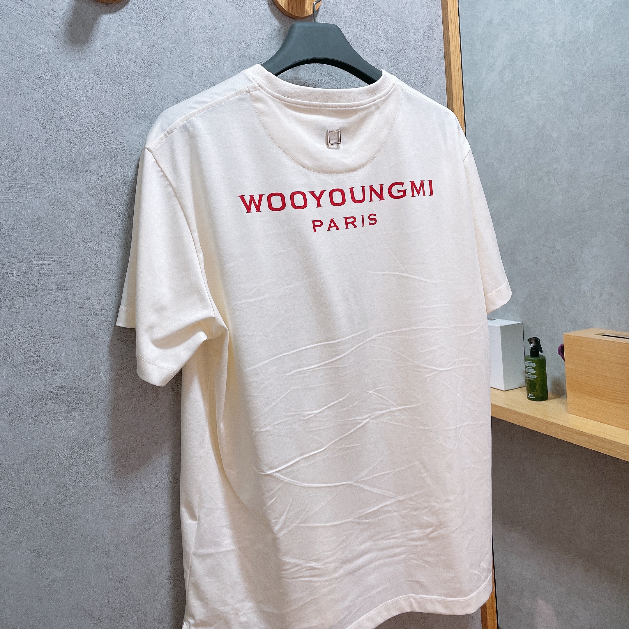 Wooyoungmi Red Back Logo T-Shirt Ivory - 22SS 착용 스타일 - 3