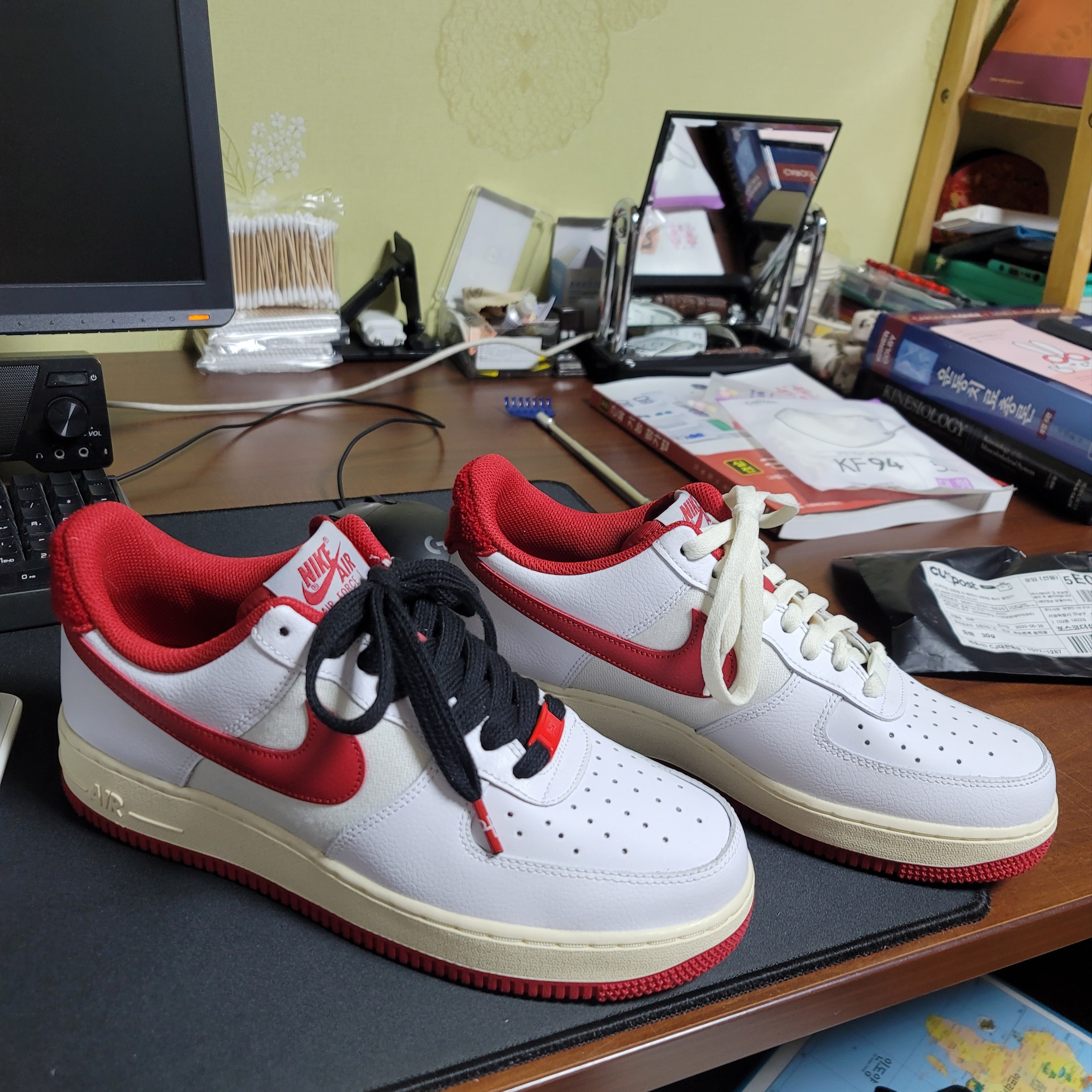 Nike Air Force 1 '07 LV8 Varsity White Gym Red 착용 스타일