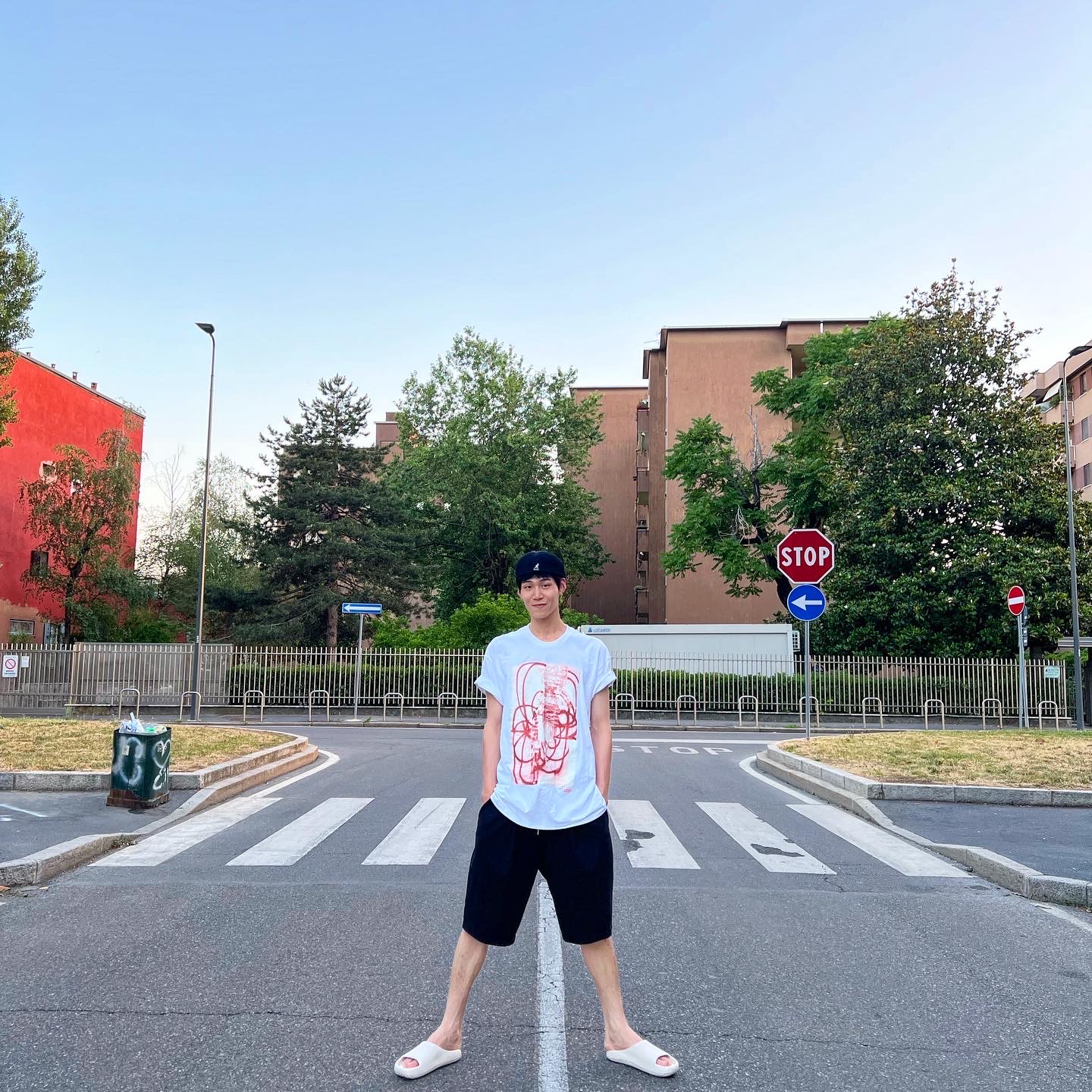 Supreme x Kangol Ventair Logo 504 Black - 22SS, Supreme Christopher Wool Supreme 2001 T-Shirt White - 21FW 착용 스타일