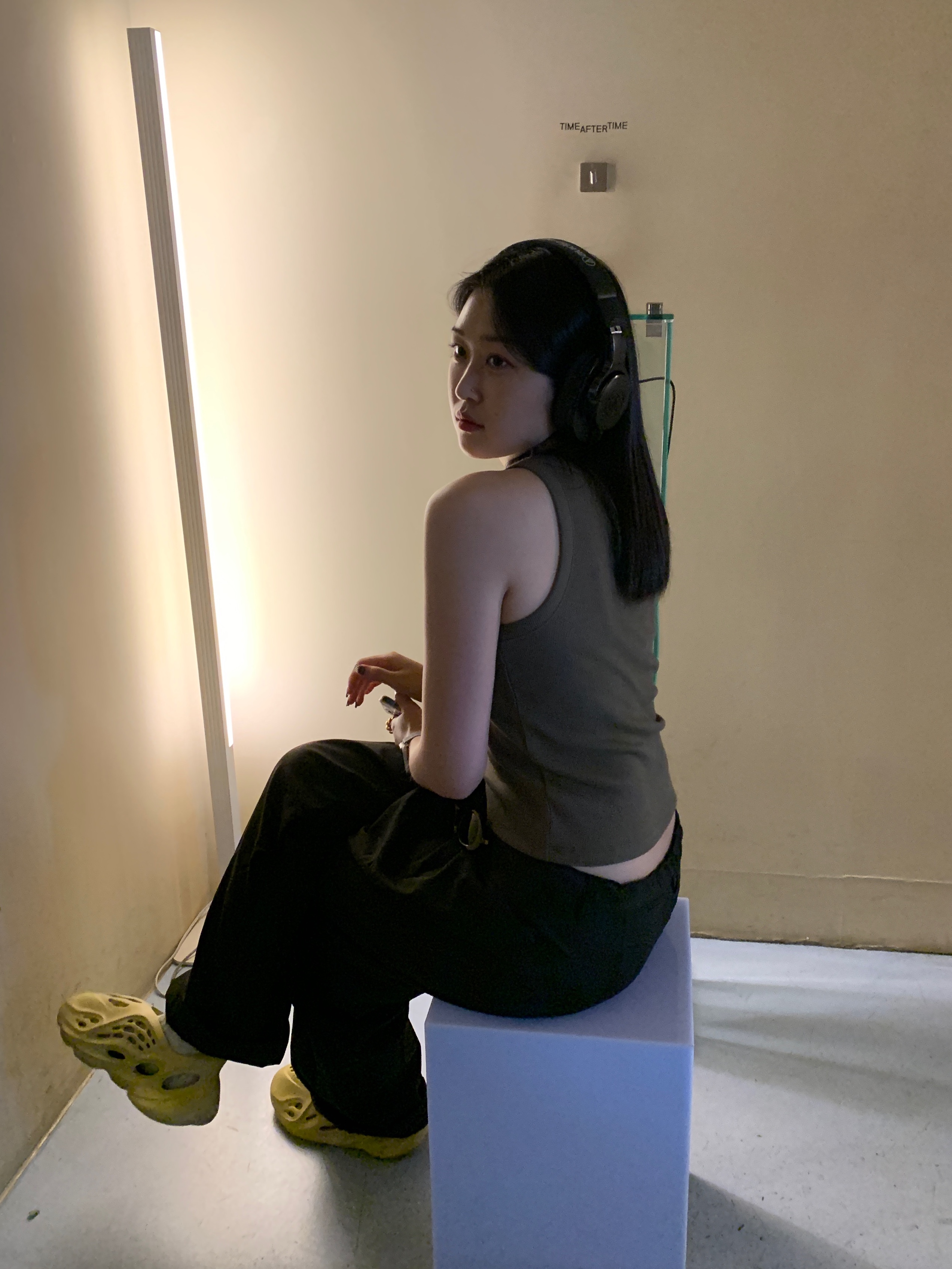 Adidas Yeezy Foam RNNR Sulfur 착용 스타일