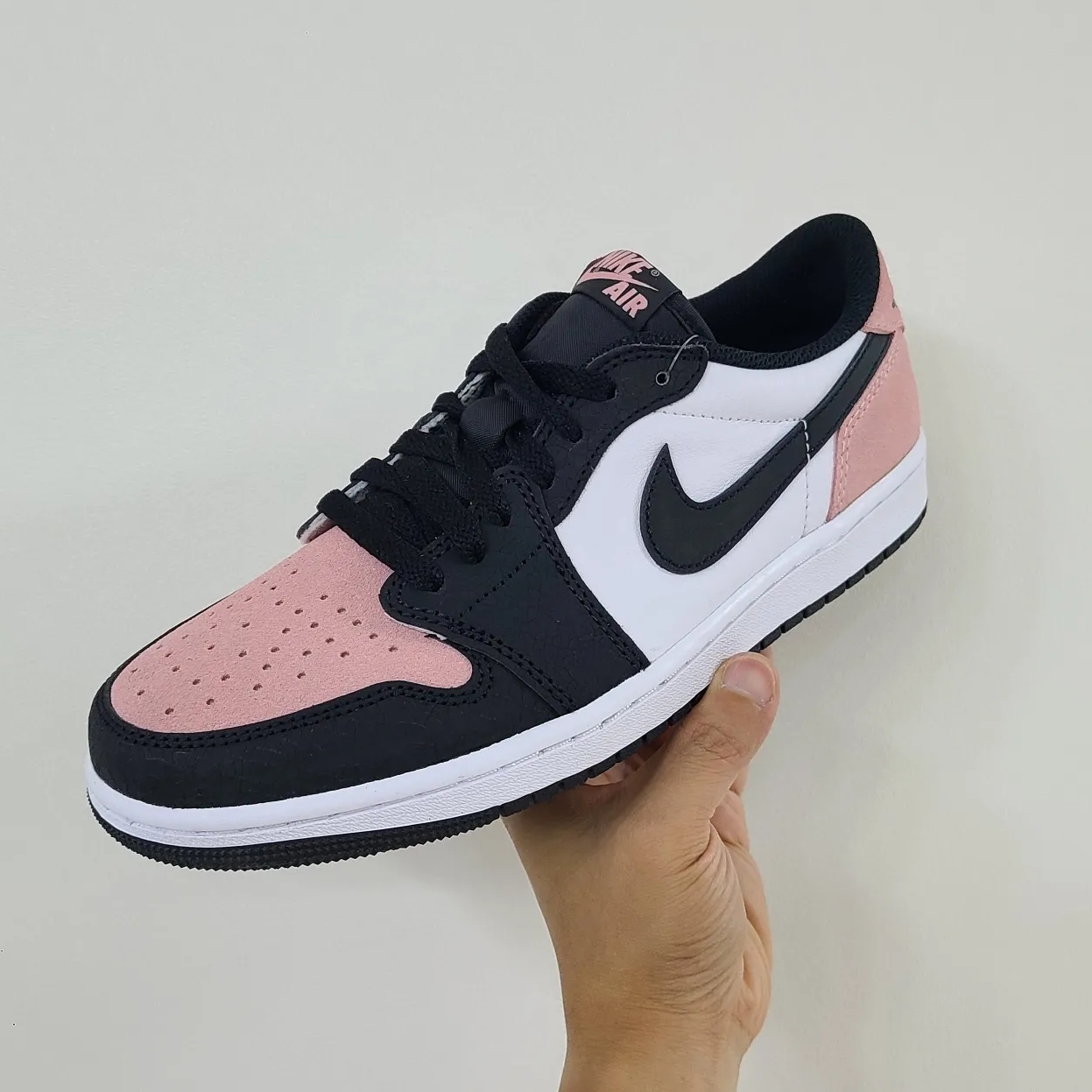 Jordan 1 Retro Low OG Bleached Coral 착용 스타일 - 1