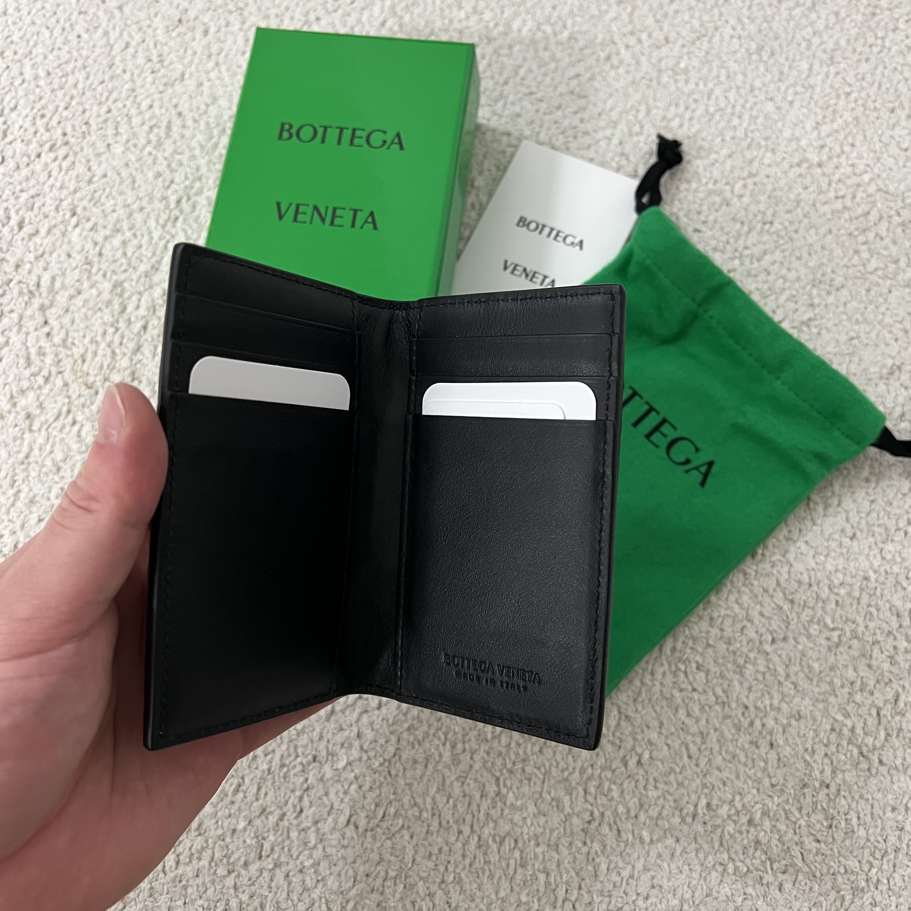 Bottega Veneta Flap Card Case Black 착용 스타일 - 2