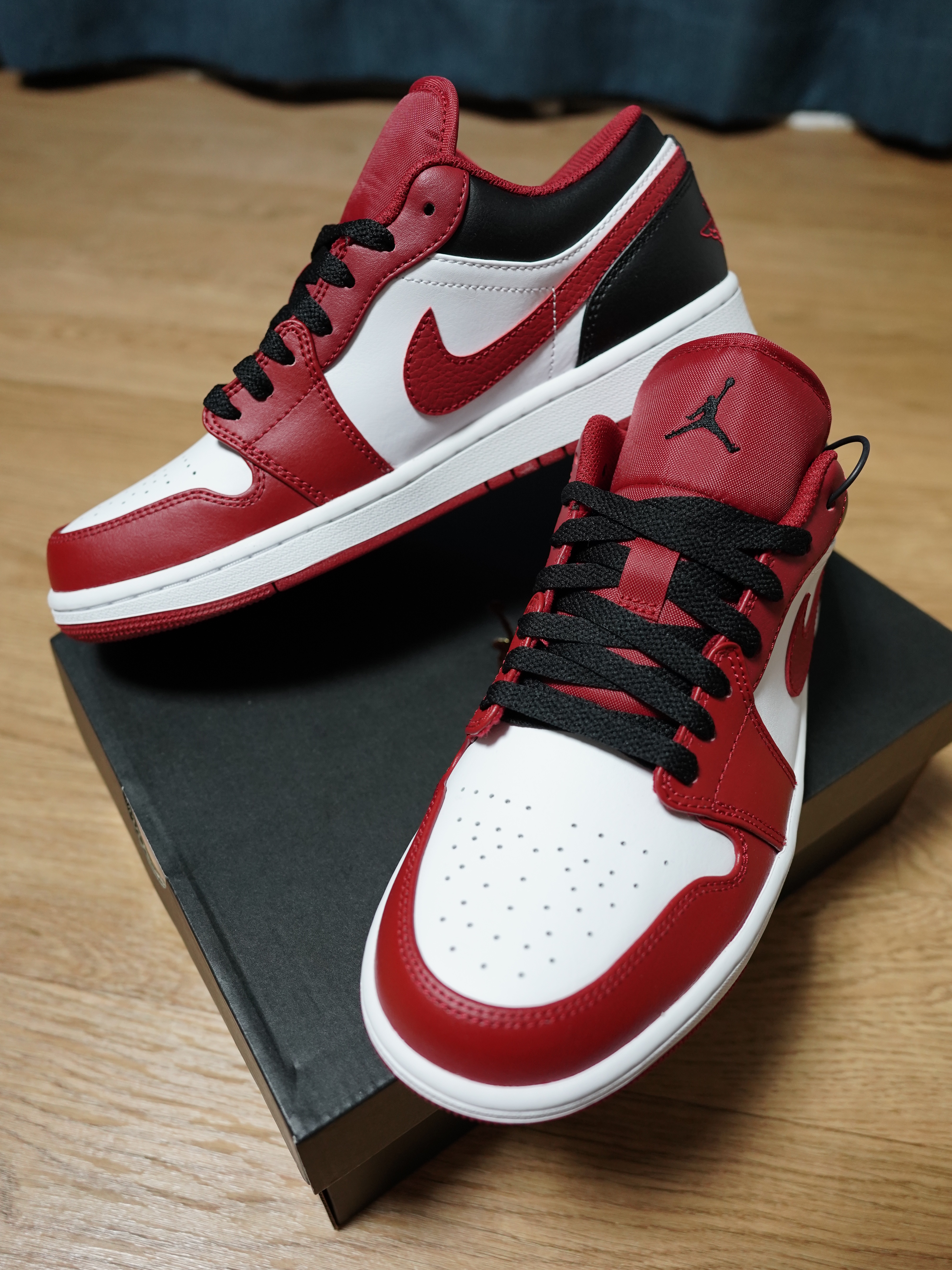 Jordan 1 Low White Gym Red Black 착용 스타일 - 1