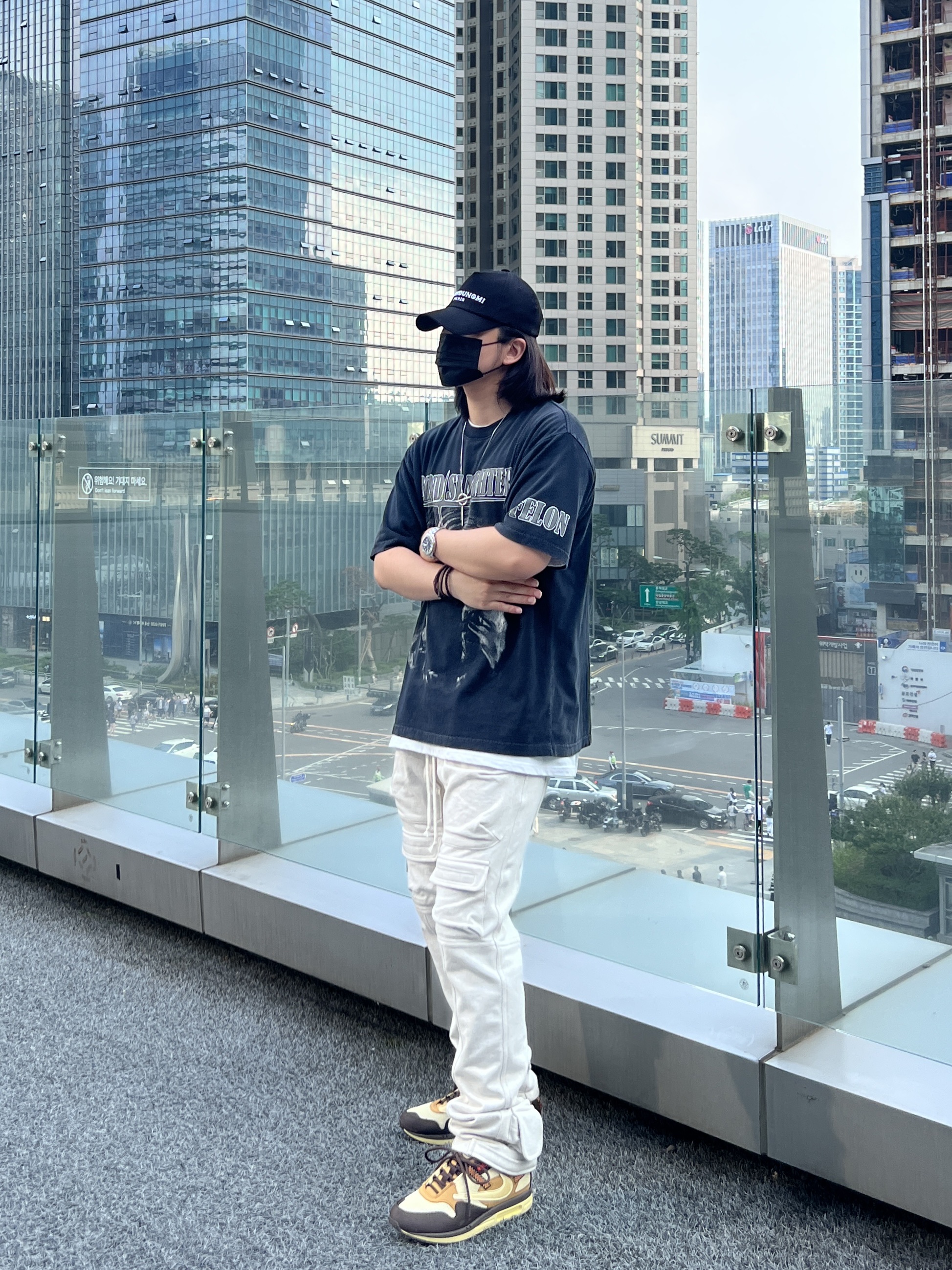 Wooyoungmi White Embroidered Logo Ball Cap Black, Nike x Travis Scott Air Max 1 Cact.us Brown 착용 스타일 - 1