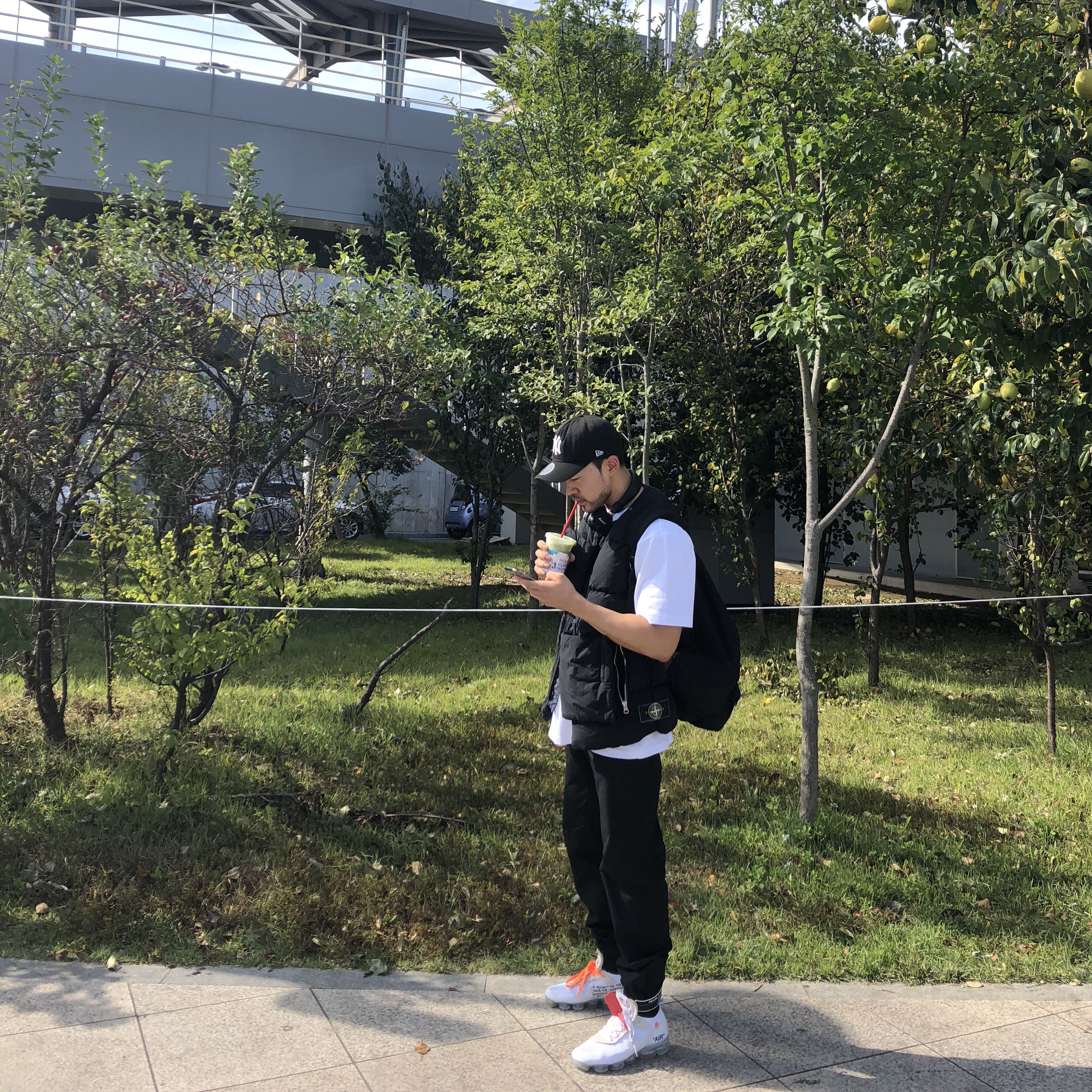 Comme des Garcons Homme Plus Oversized Nylon Backpack Black, Nike x Off-White Air VaporMax V2 White 착용 스타일 - 1
