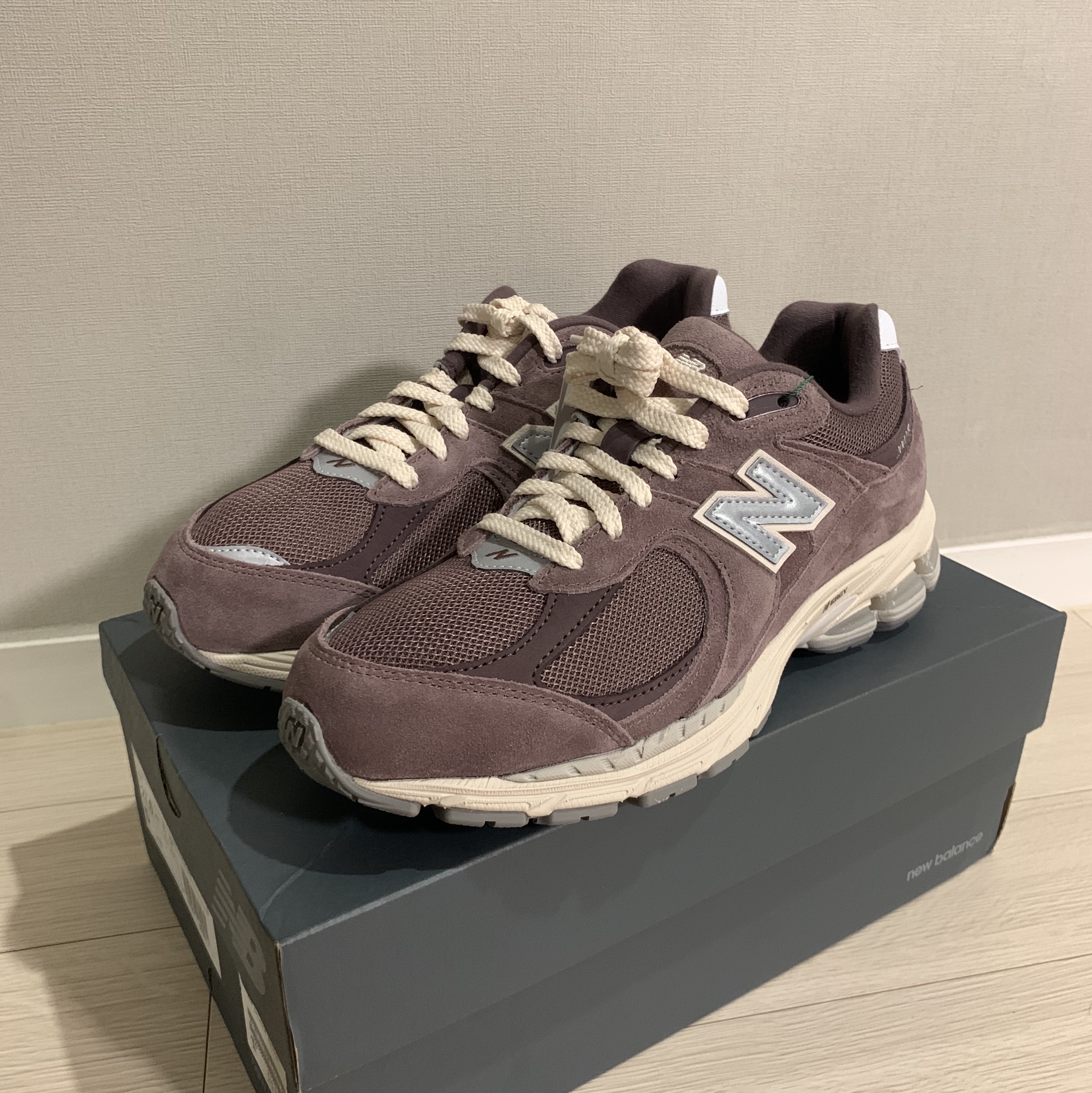 New Balance 2002R Black Fig 착용 스타일