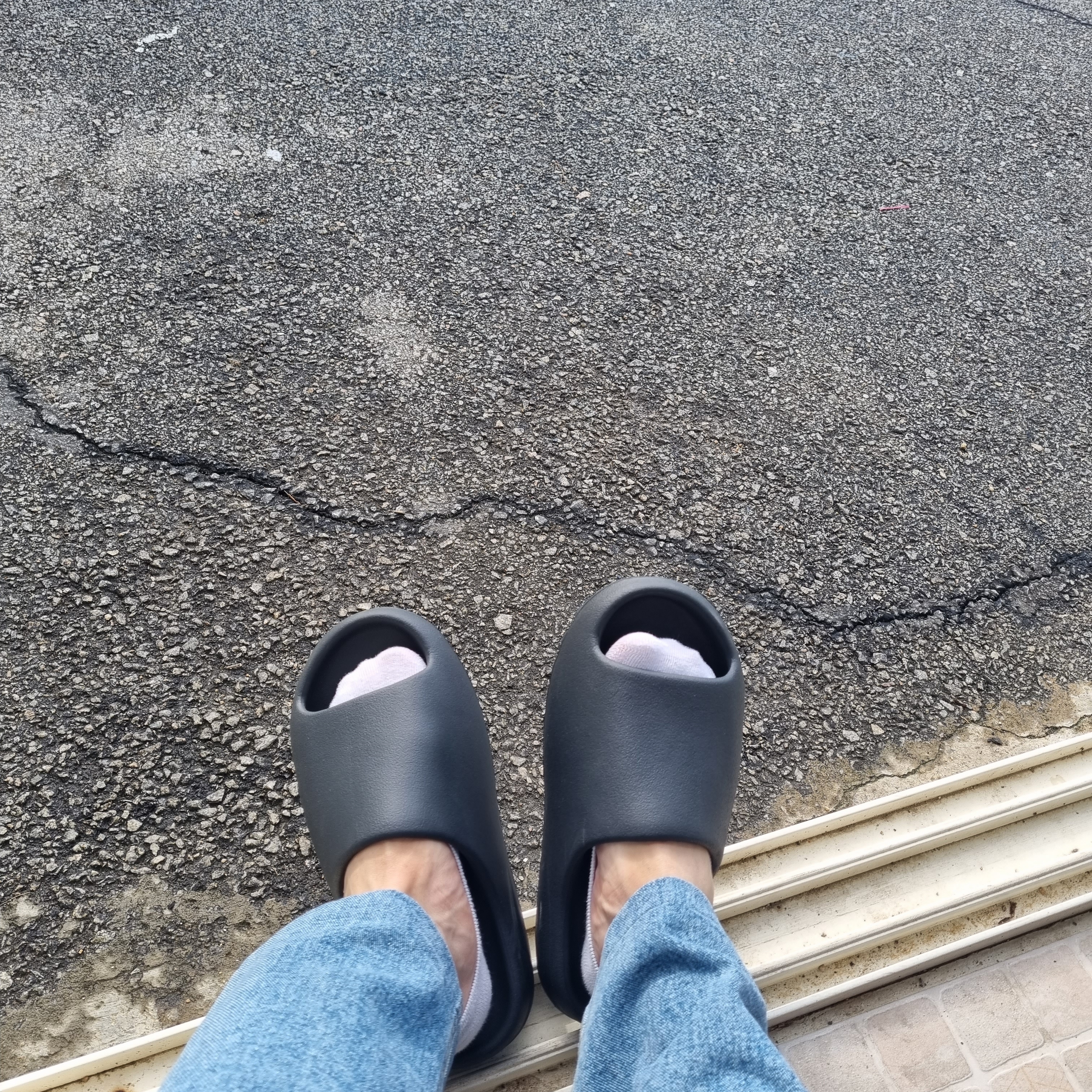 Adidas Yeezy Slide Onyx 착용 스타일