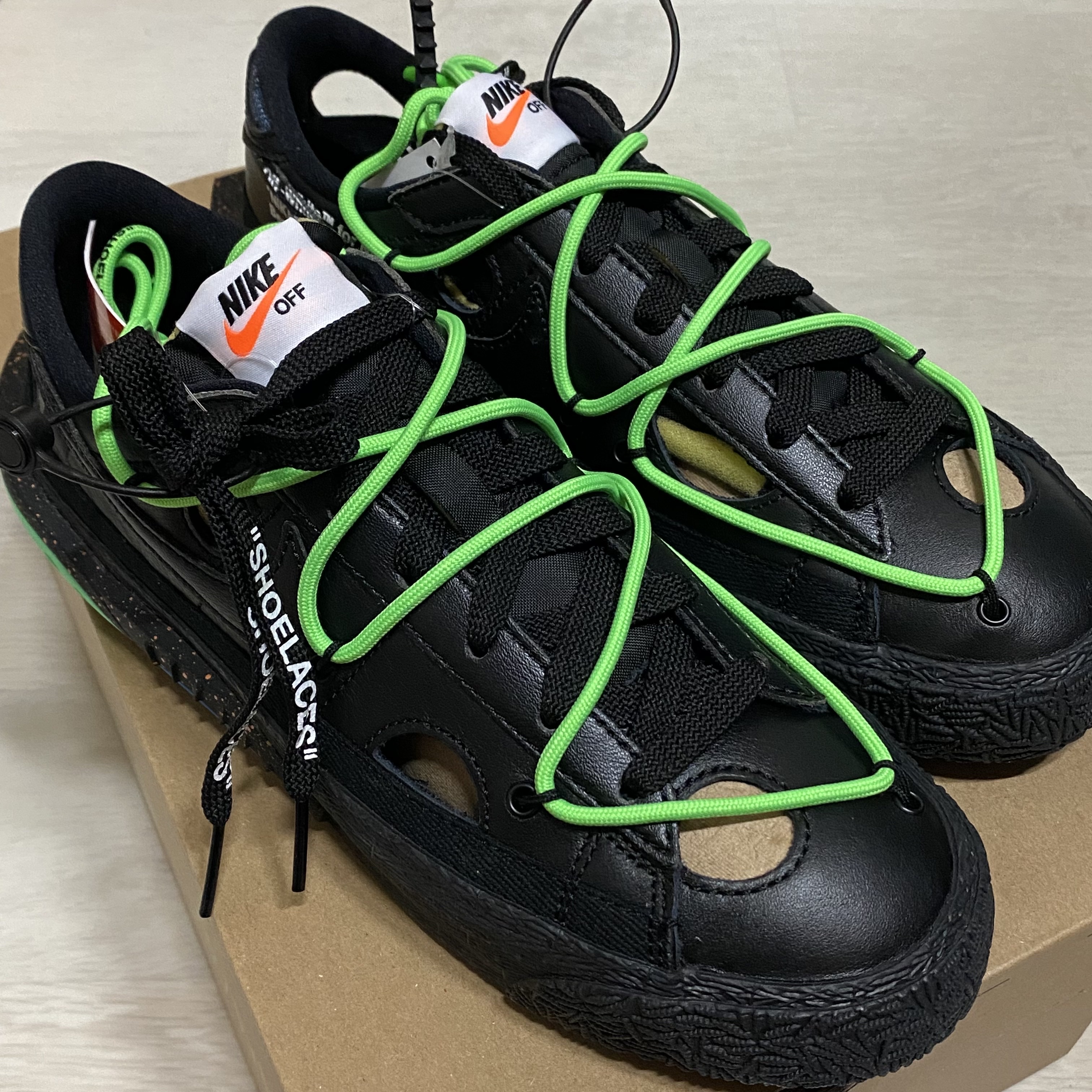 Nike x Off-White Blazer Low '77 Black and Electro Green 착용 스타일 - 1