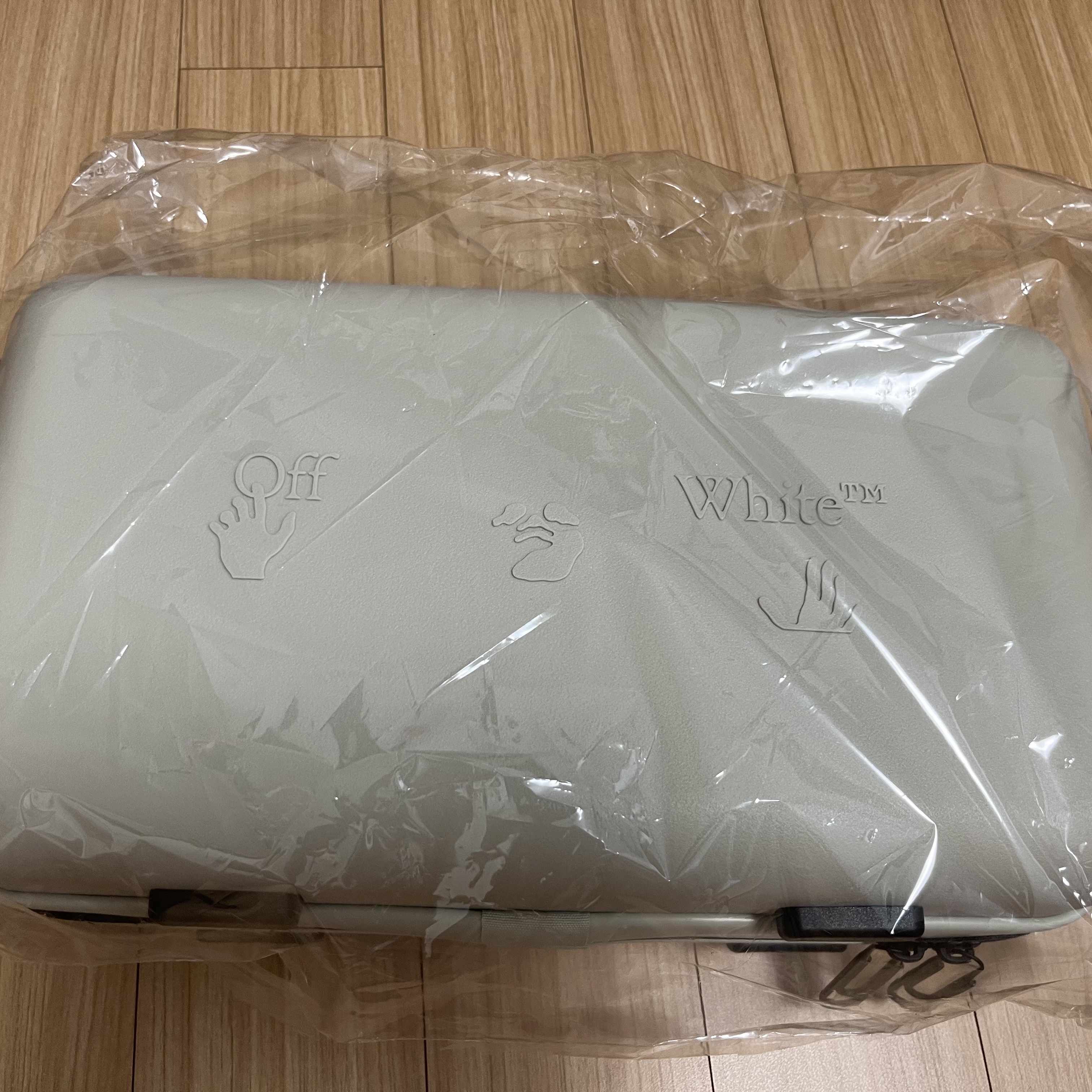 Off-White x Amore Pacific Protection Box (Without Cosmetics) 착용 스타일 - 2