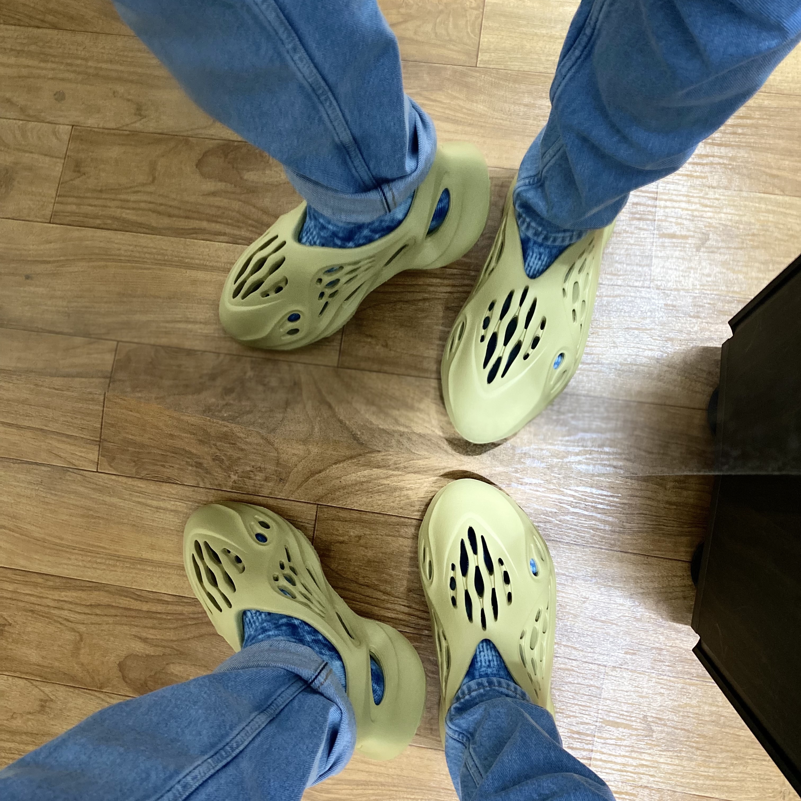 Adidas Yeezy Foam RNNR Sulfur 착용 스타일 - 4