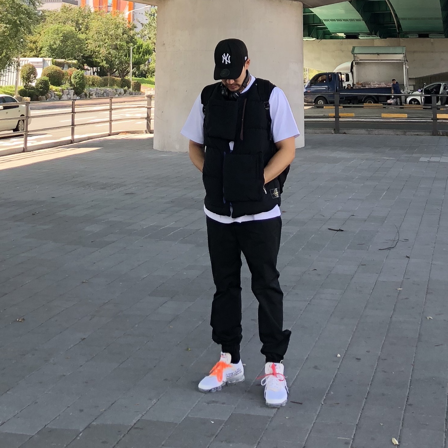 Comme des Garcons Homme Plus Oversized Nylon Backpack Black, Nike x Off-White Air VaporMax V2 White 착용 스타일 - 3