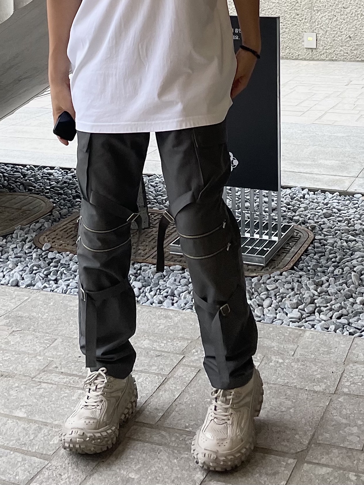 Balenciaga Defender Sneakers Beige 착용 스타일 - 2