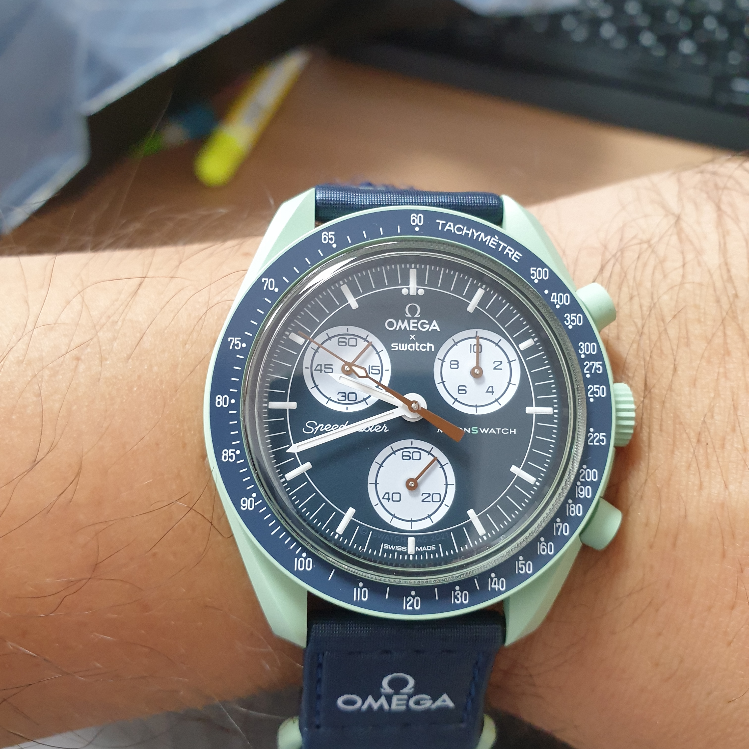 Swatch x Omega Bioceramic MoonSwatch Mission On Earth 착용 스타일 - 3