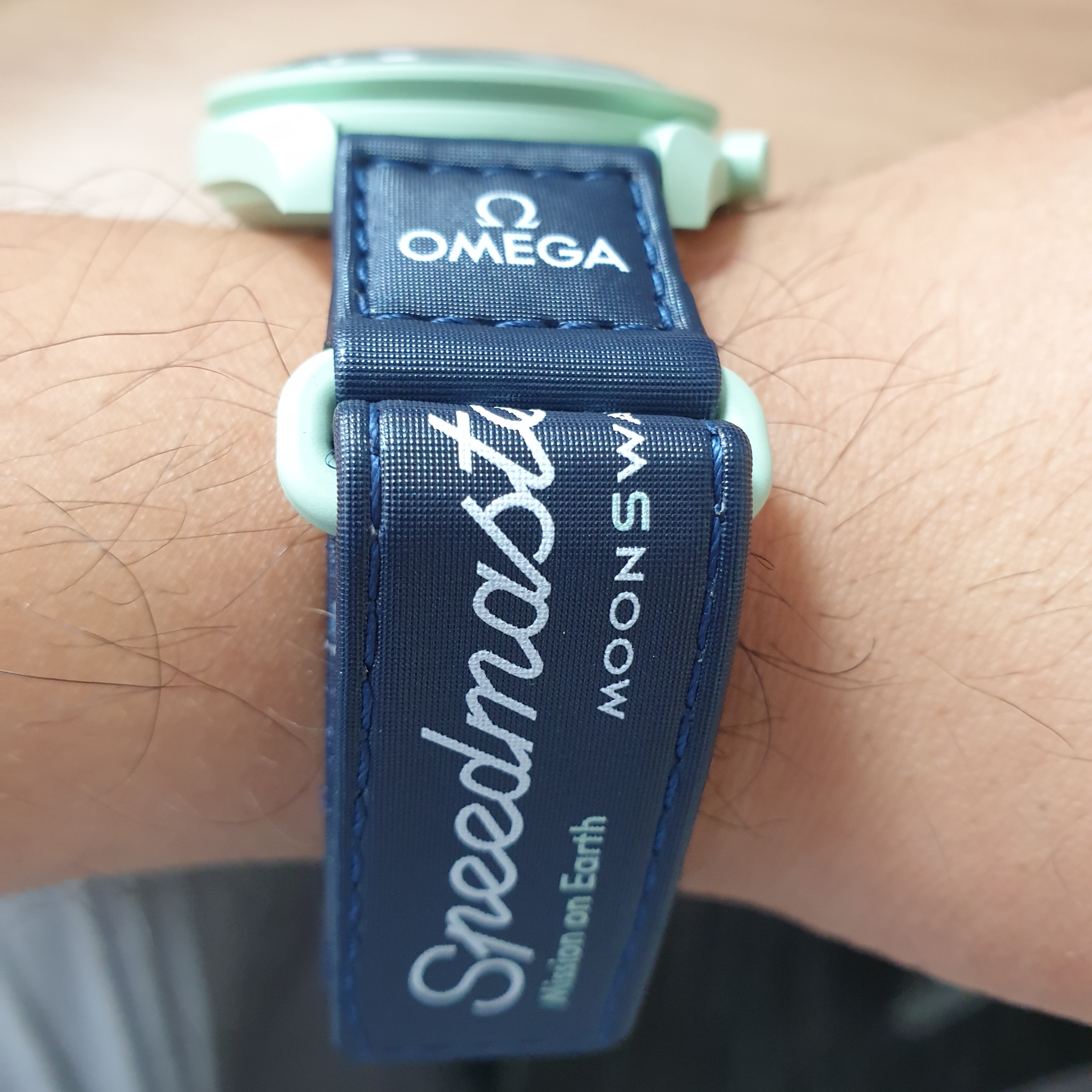 Swatch x Omega Bioceramic MoonSwatch Mission On Earth 착용 스타일 - 4