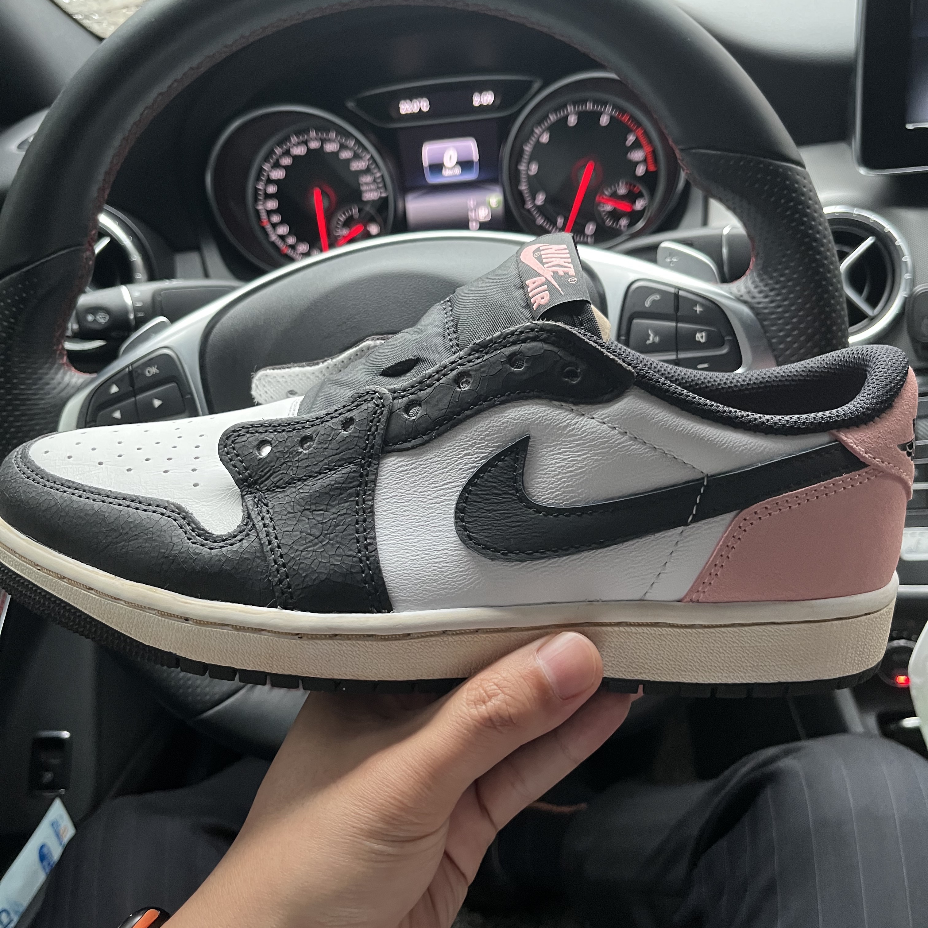 Jordan 1 Retro Low OG Bleached Coral 착용 스타일 - 2