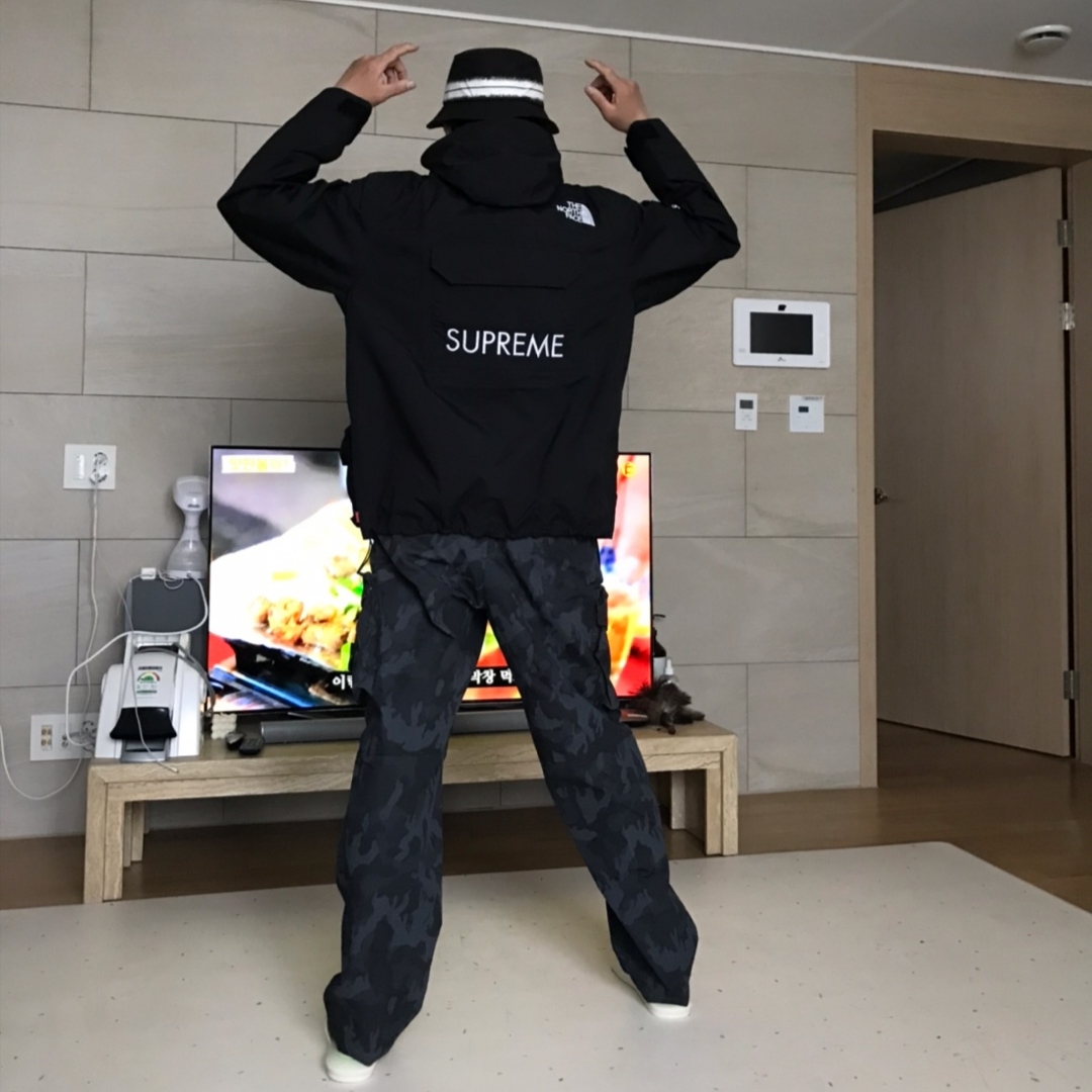 Supreme x Stone Island Reactive Ice Camo Ripstop Cargo Pants Black - 22SS, Supreme x The North Face Cargo Jacket Black - 20SS 착용 스타일