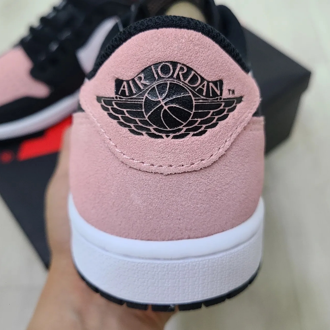 Jordan 1 Retro Low OG Bleached Coral 착용 스타일 - 3
