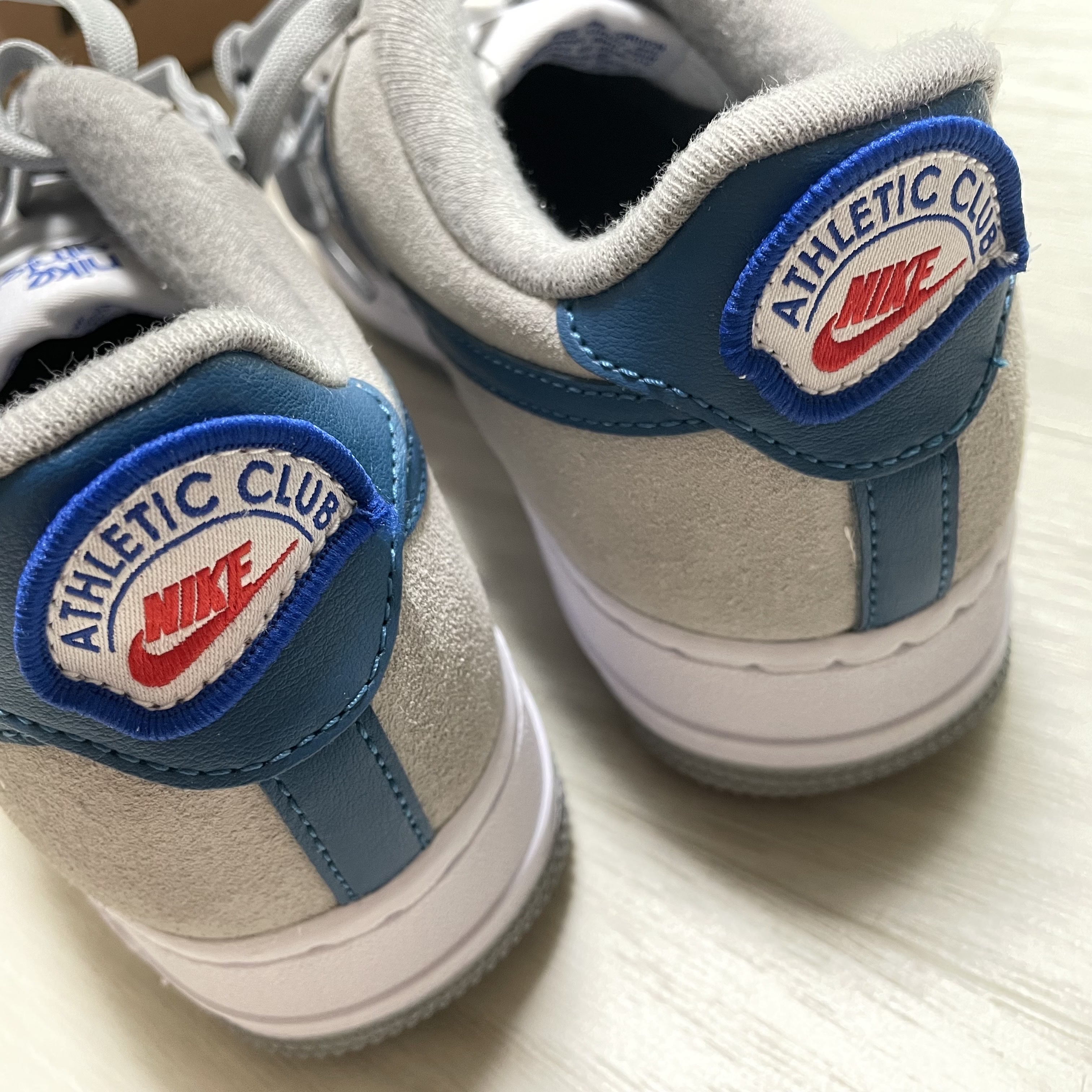 (GS) Nike Air Force 1 LV8 Athletic Club Light Smoke Grey Marina 착용 스타일 - 1
